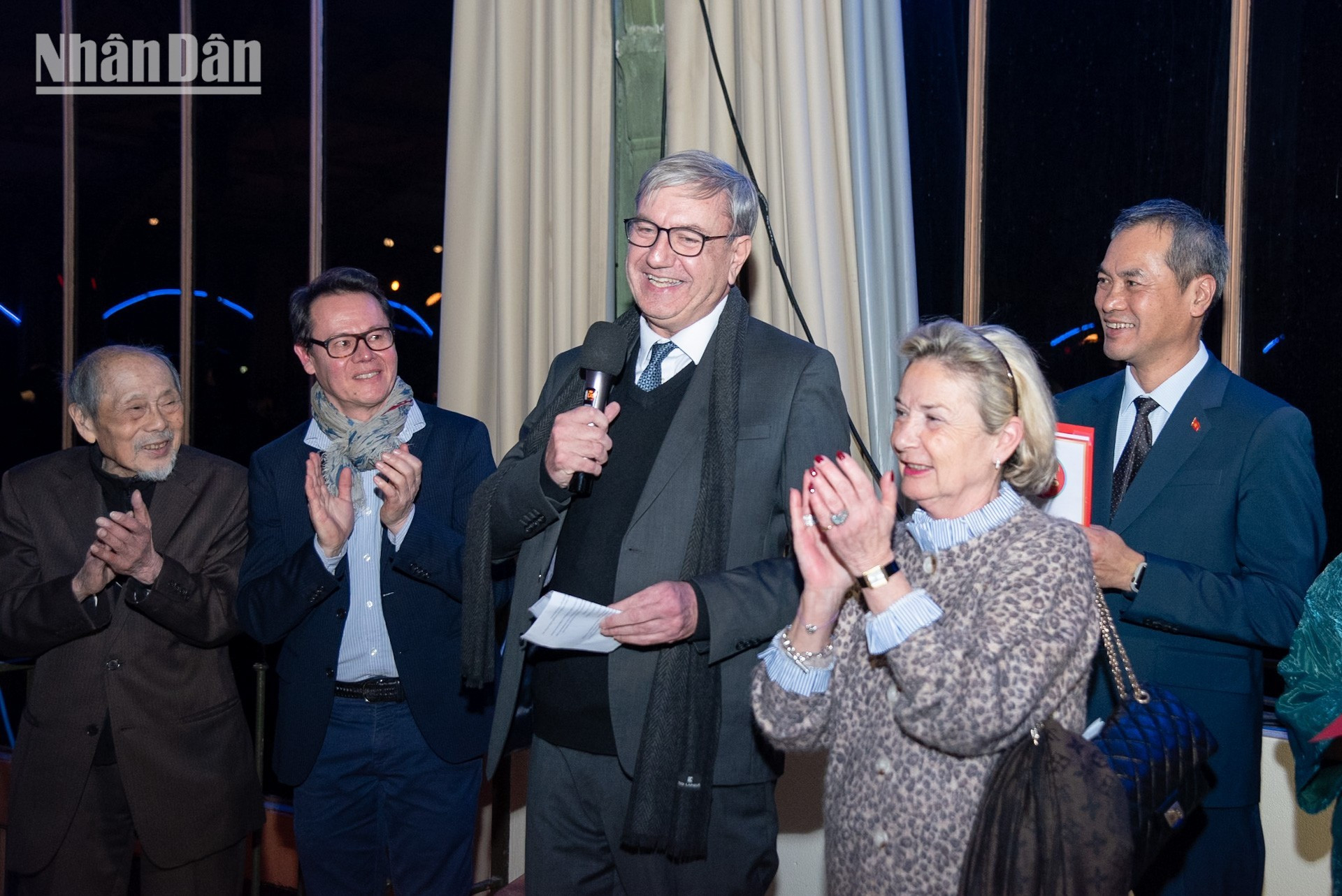 马恩河畔诺让市领导在活动上发表讲话。