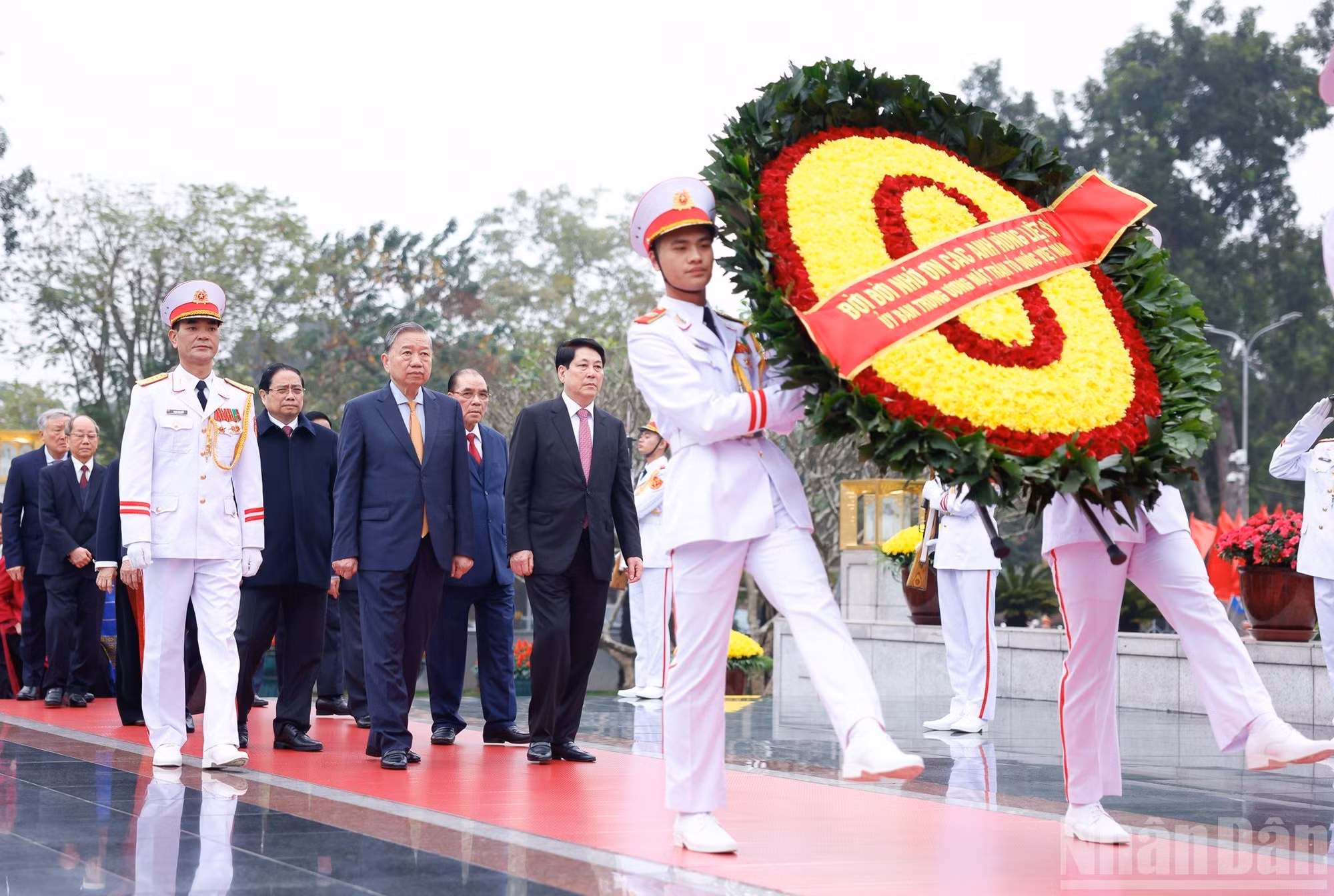 党和国家领导、前领导人前往设在河内首都北山街的英烈纪念碑向各位英雄烈士敬献花圈。