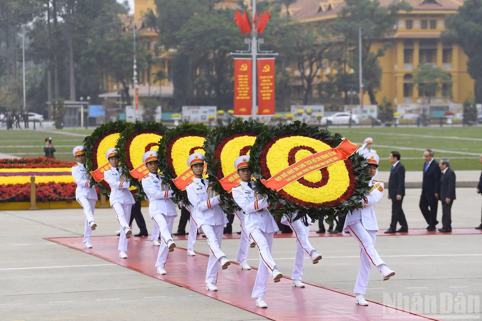 代表团敬献胡志明主席的花圈上的飘带写着“永远铭记伟大的胡志明主席”。