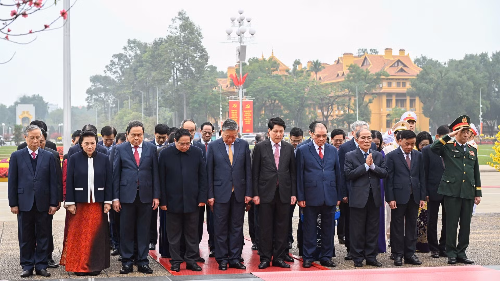 党和国家领导、前领导人缅怀胡志明主席。