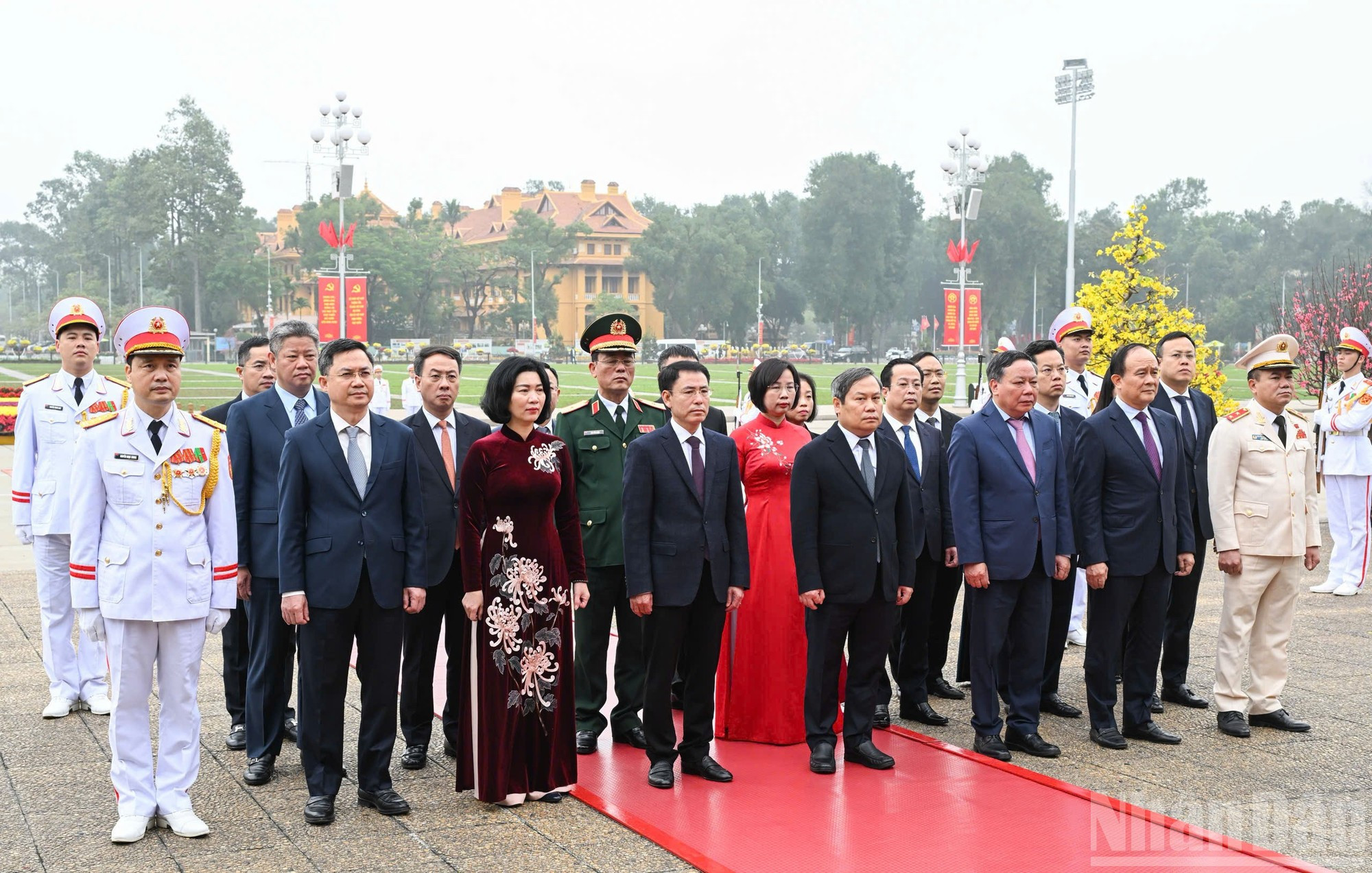 河内市委、市人民议会、市人民委员会入陵瞻仰胡志明主席遗容。