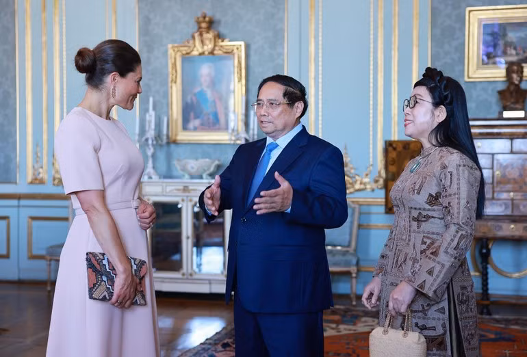 范明正总理和夫人同瑞典女王储维多利亚交流。