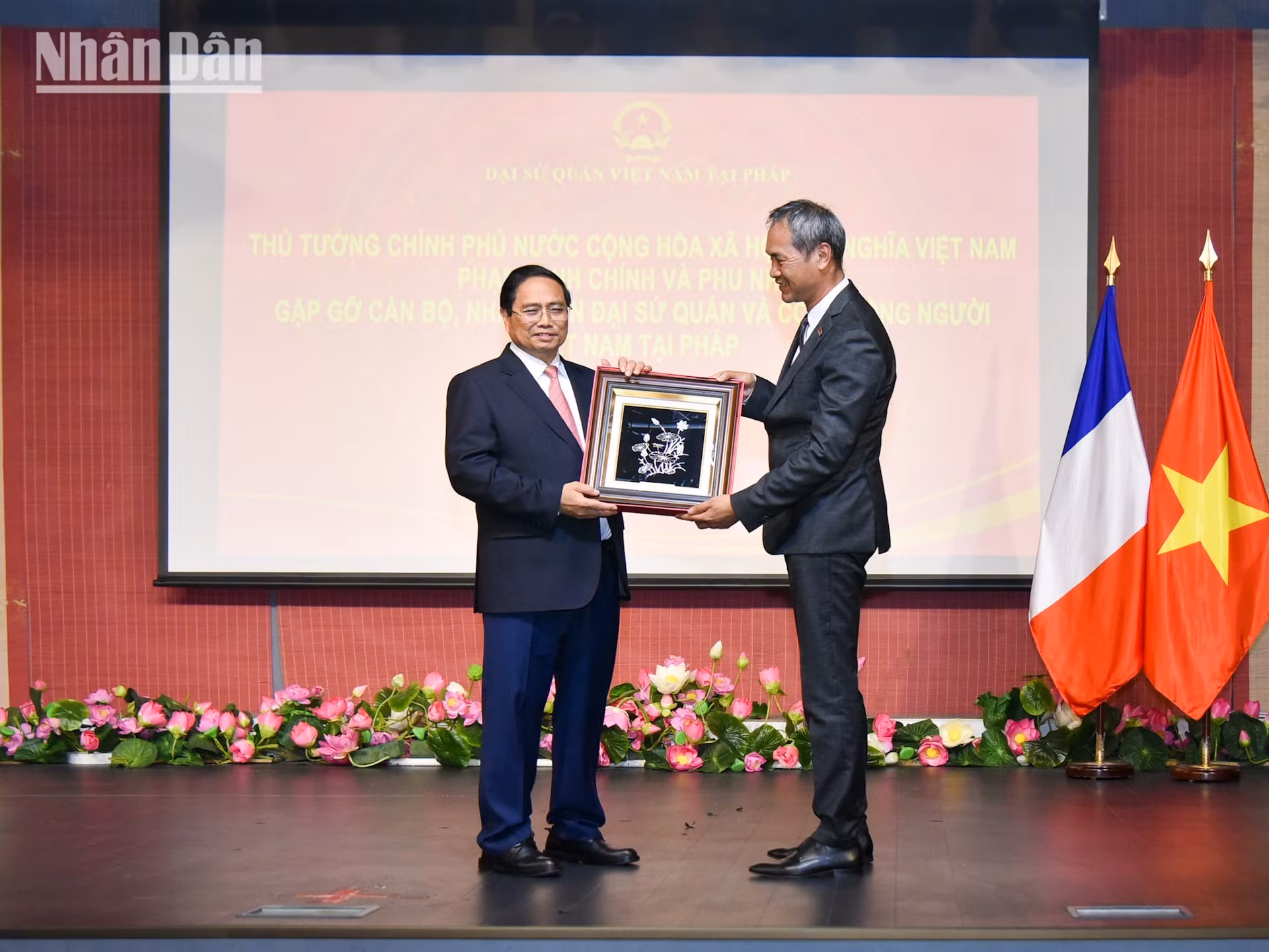 范明正总理向旅居法国越南人协会赠送纪念品。