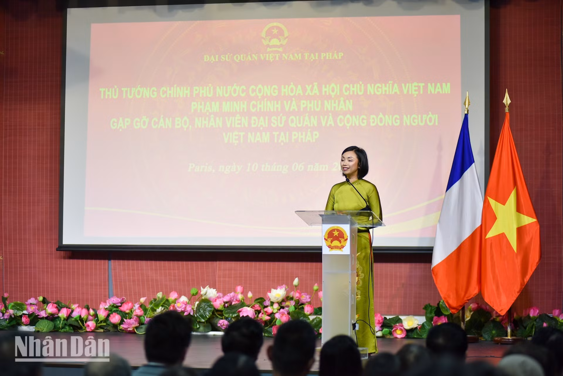 风筝小组副组长黄锦玲女士介绍在法国举行关于保护民族传统和传播越南文化价值的活动。