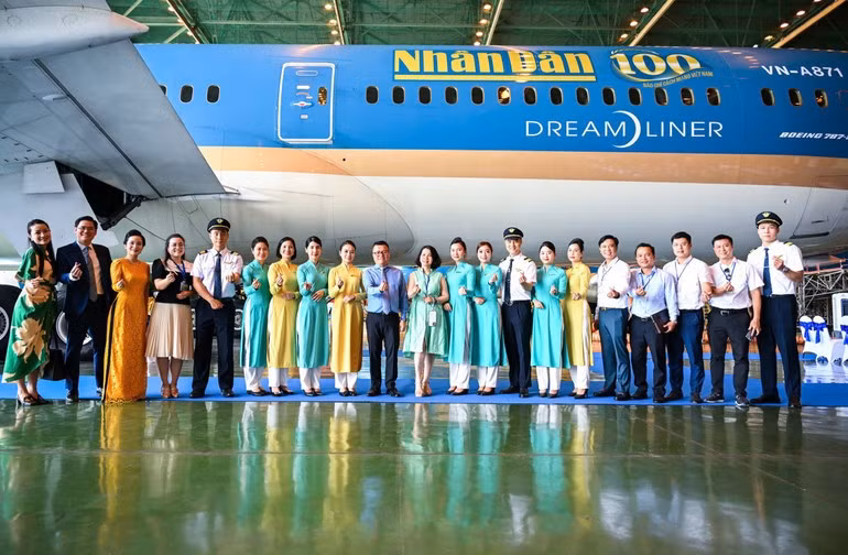 各位代表和越航工作人员合影。