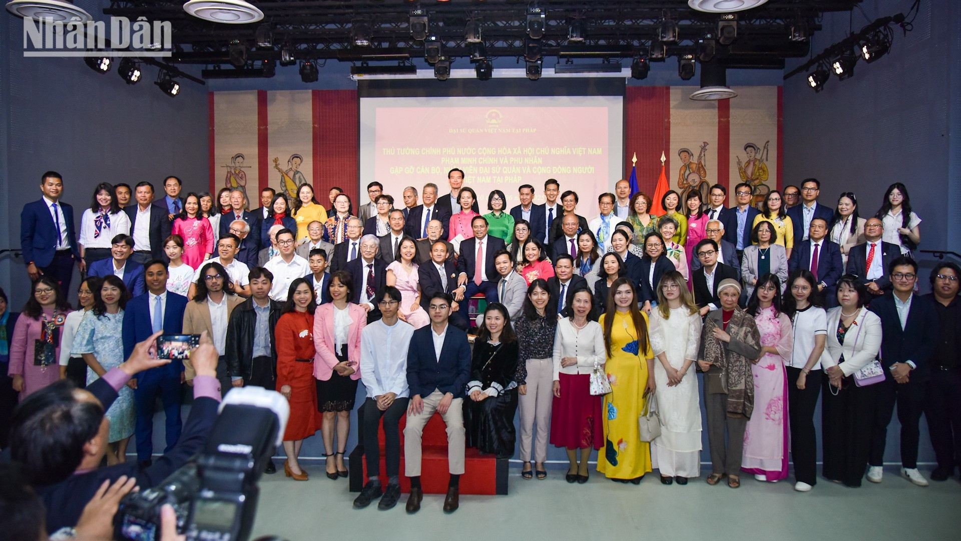 范明正总理希望旅法越南人社群继续团结一致、互帮互助、不断壮大,弘扬和传播民族文化,积极促进越法关系不断向深入、务实、高效的方向发展。 范明正总理希望旅法越南人社群继续团结一致、互帮互助、不断壮大,弘扬和传播民族文化,积极促进越法关系不断向深入、务实、高效的方向发展。