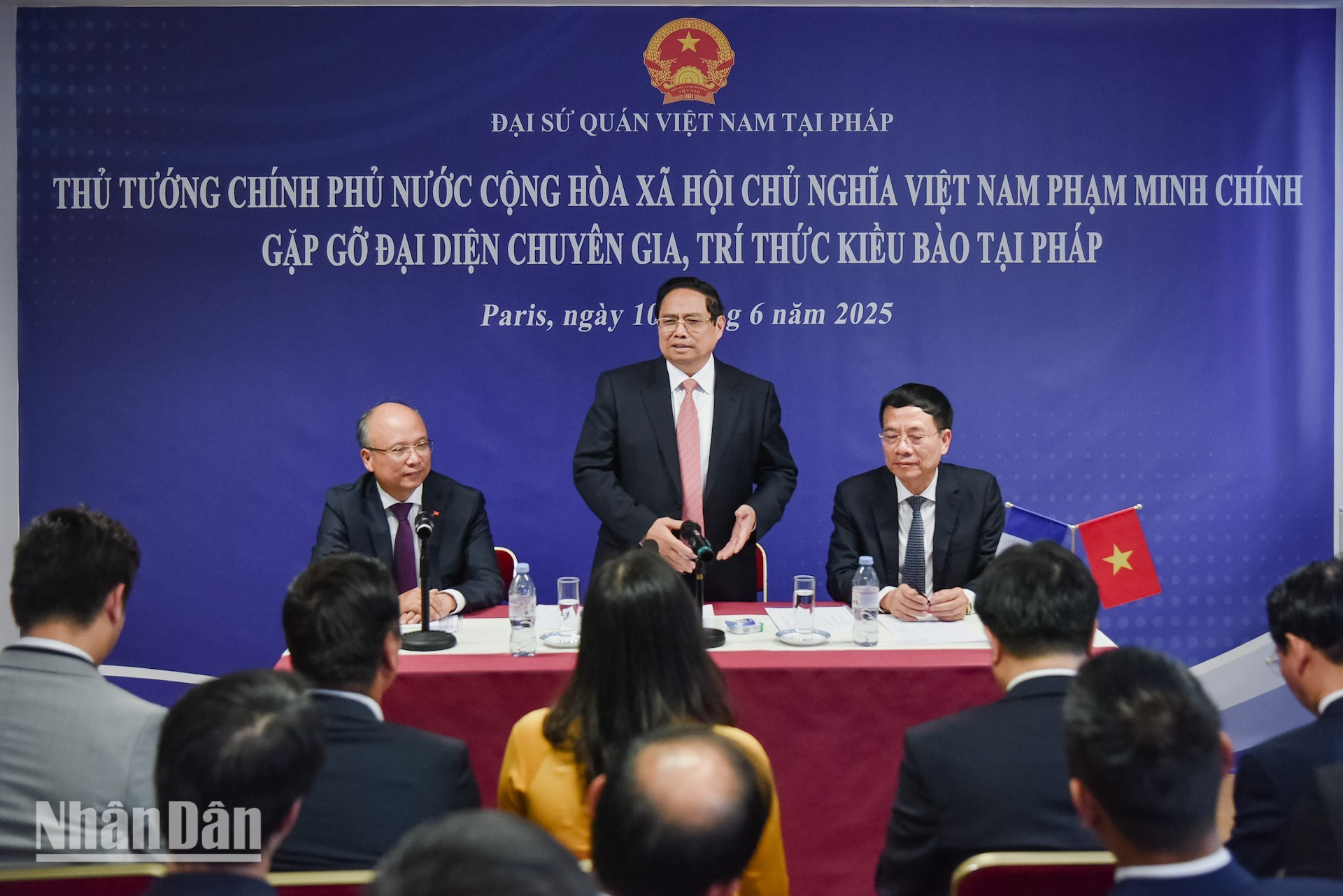 越南政府总理范明正会见旅法越侨专家和知识分子,倾听他们的建议和意见。 越南政府总理范明正会见旅法越侨专家和知识分子,倾听他们的建议和意见。