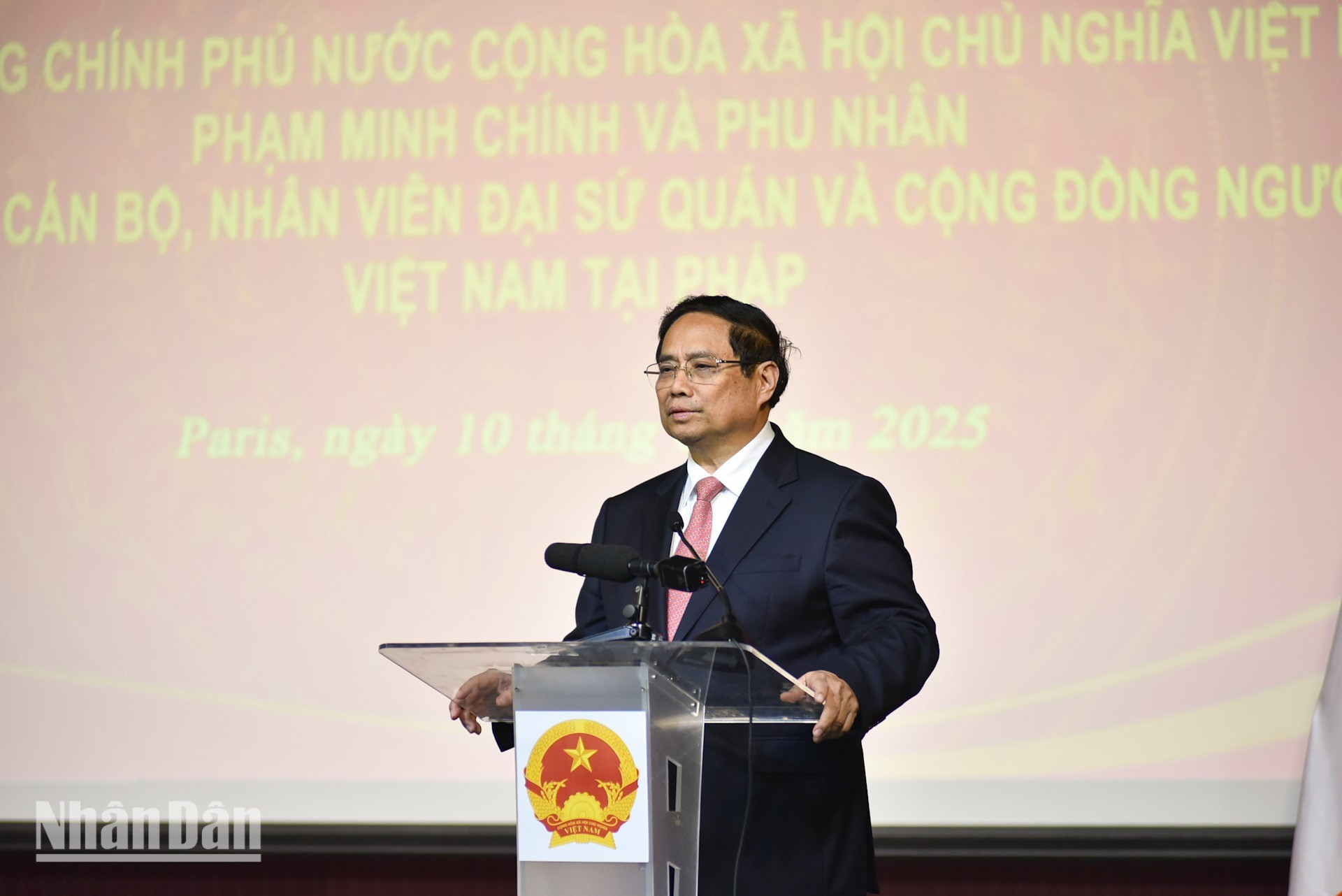 范明正总理向侨胞们通报了当前国际与国内形势、越南正在推进实施的主要政策方针以及国家经济社会发展状况。 范明正总理向侨胞们通报了当前国际与国内形势、越南正在推进实施的主要政策方针以及国家经济社会发展状况。