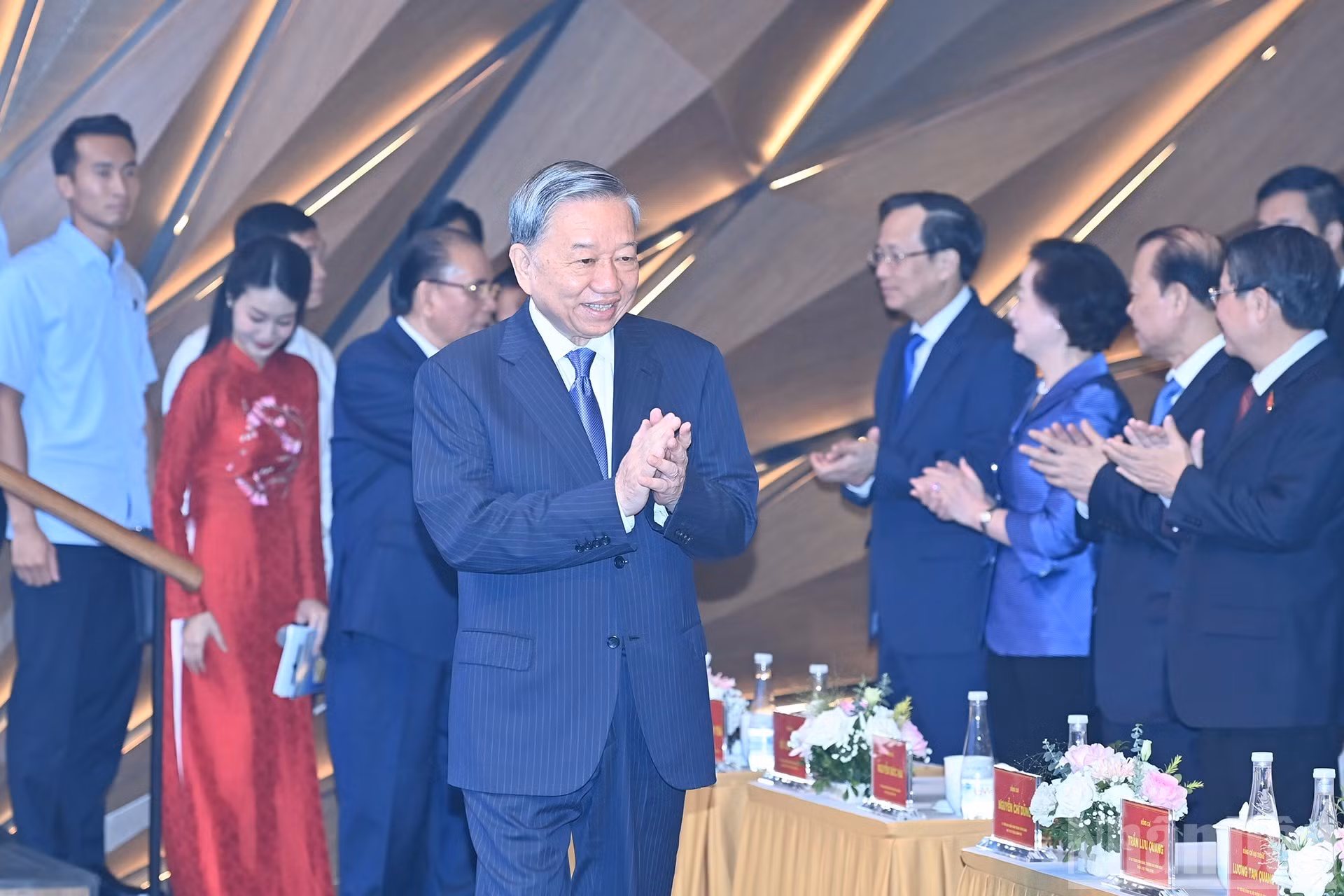 苏林总书记出席仪式。