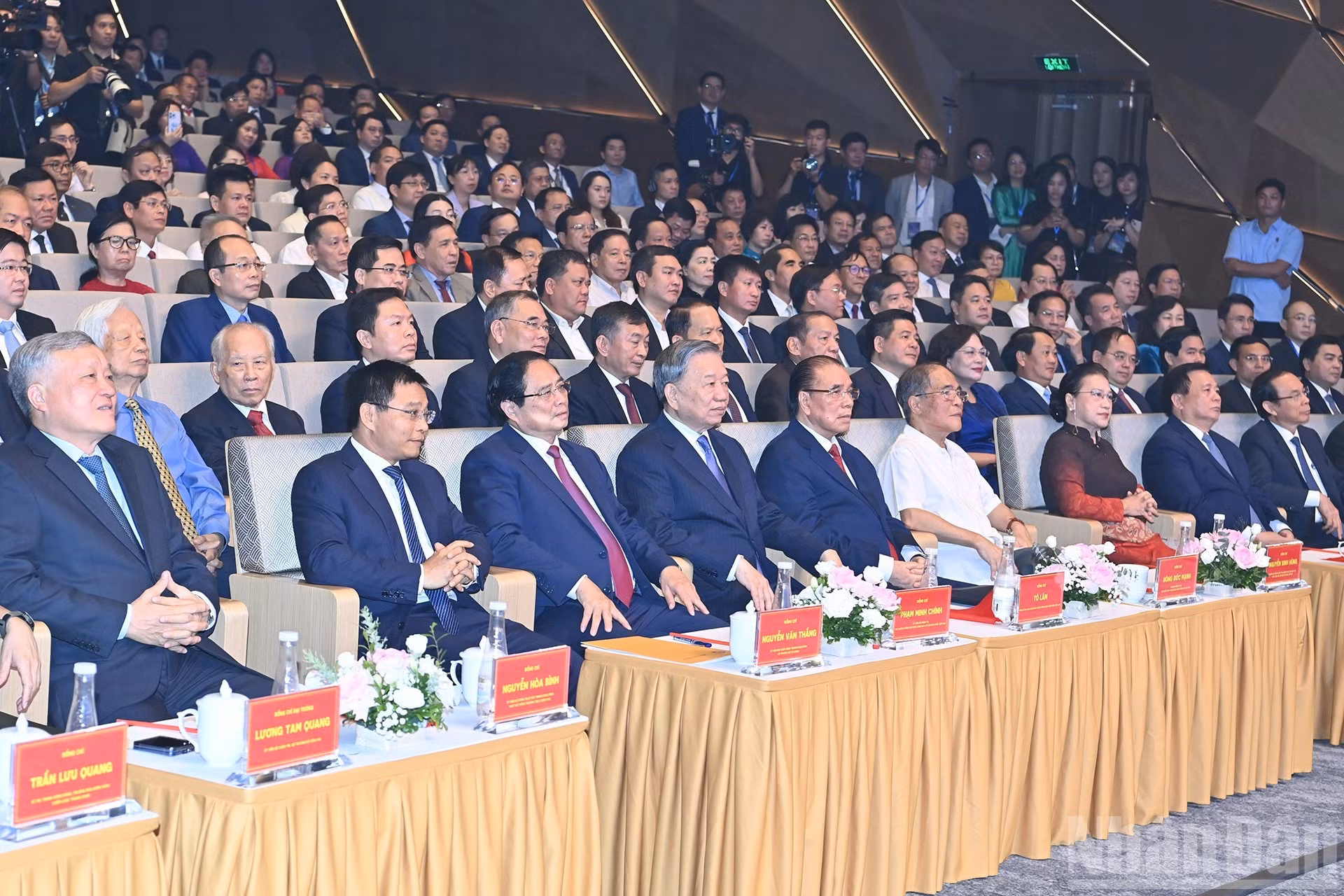 苏林总书记、范明正总理和党、国家领导、前领导人出席仪式。