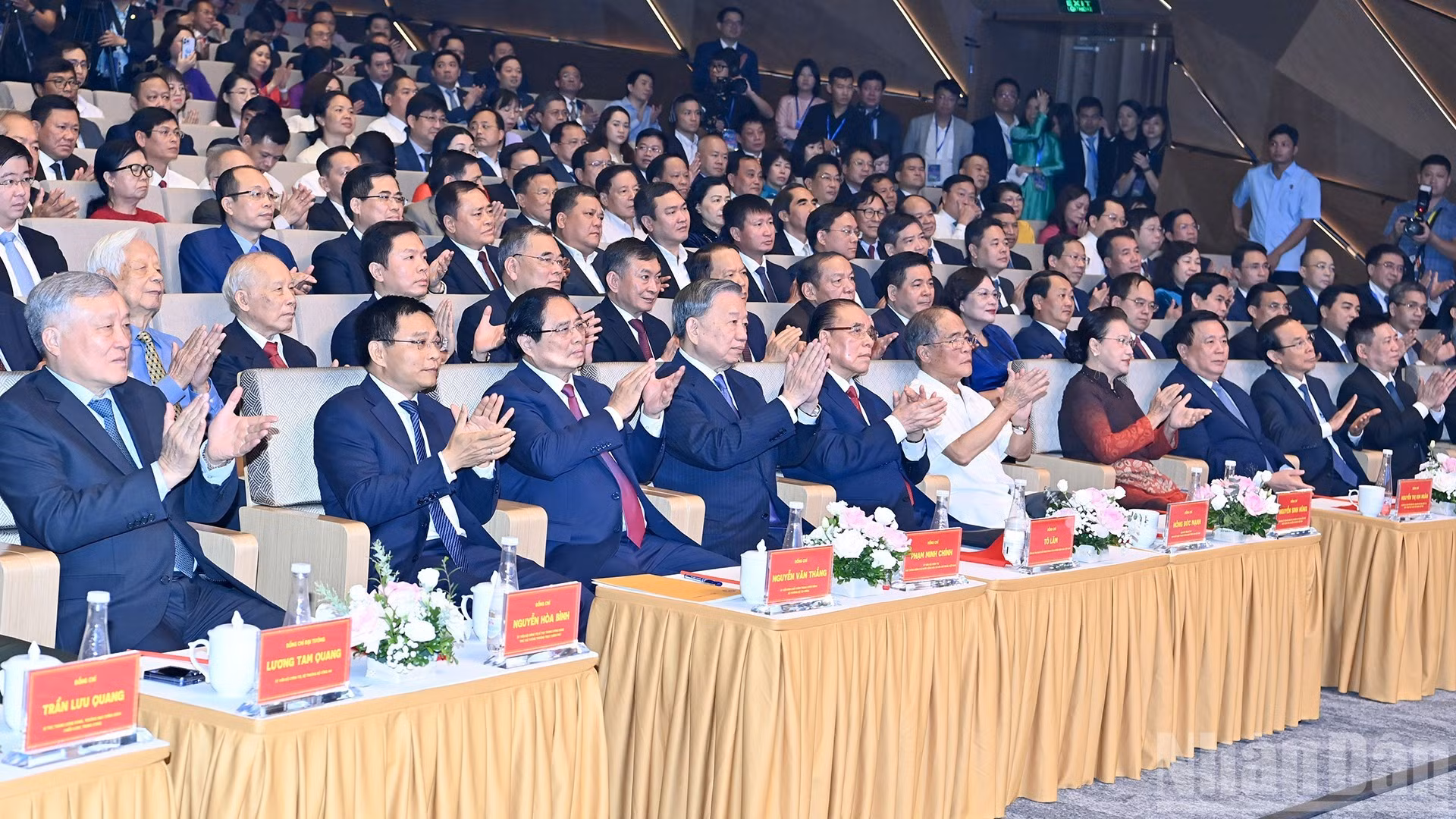 苏林总书记和党、国家领导出席仪式。