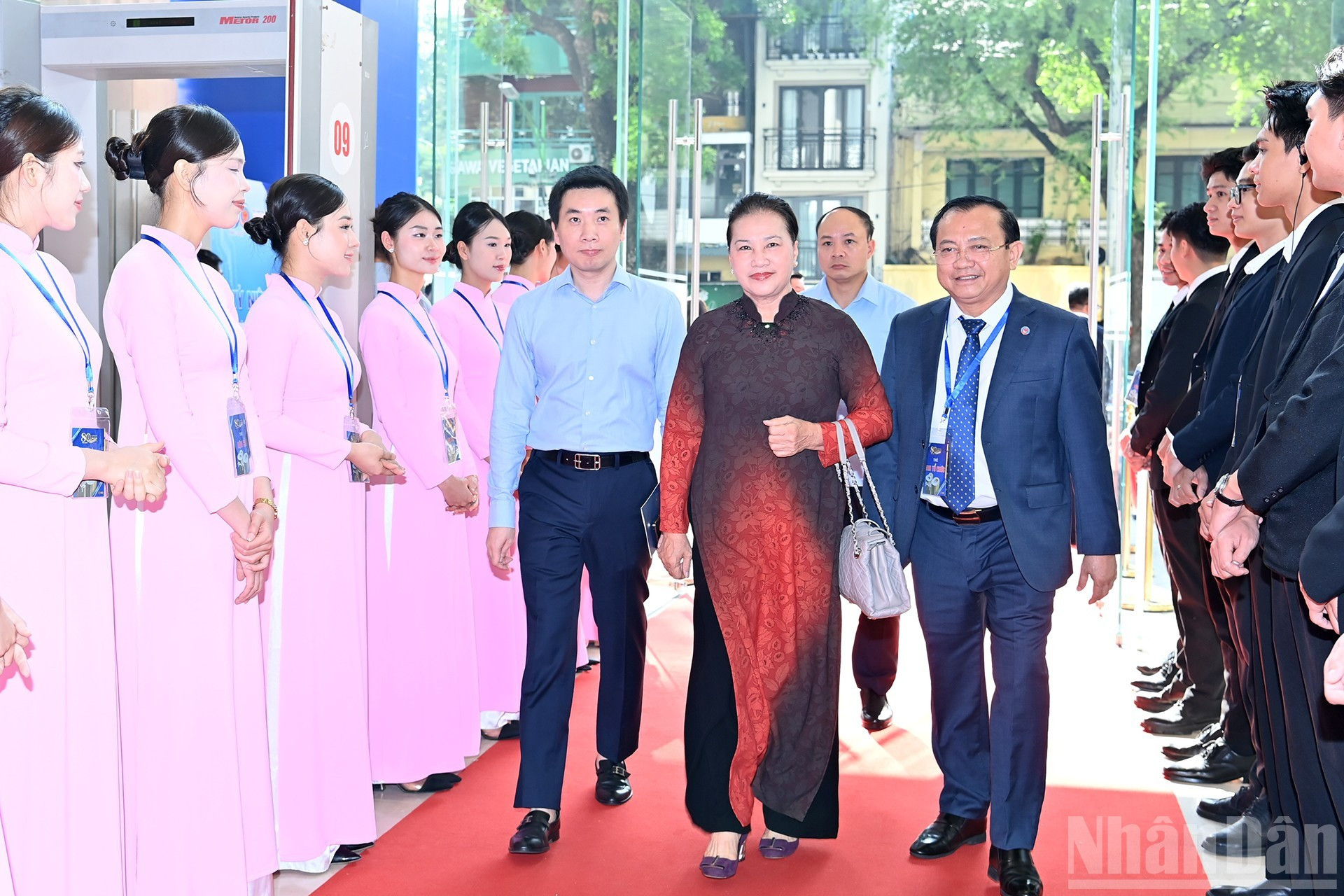 原越南国会主席阮氏金银出席仪式。 原越南国会主席阮氏金银出席仪式。