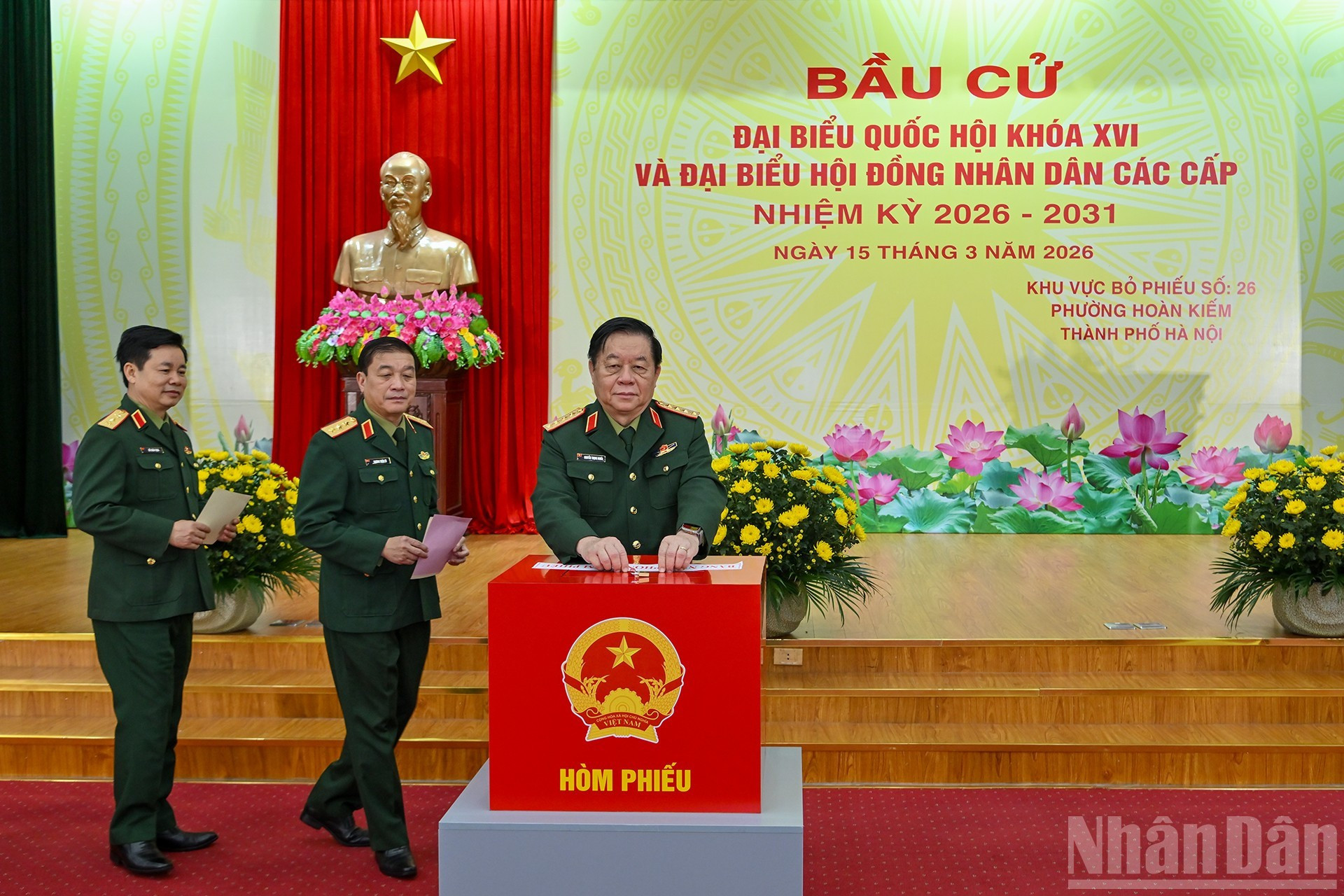 越共中央政治局委员、中央书记处书记、越南人民军总政治局主任阮重义大将在河内还剑坊第26投票区参加选举投票。