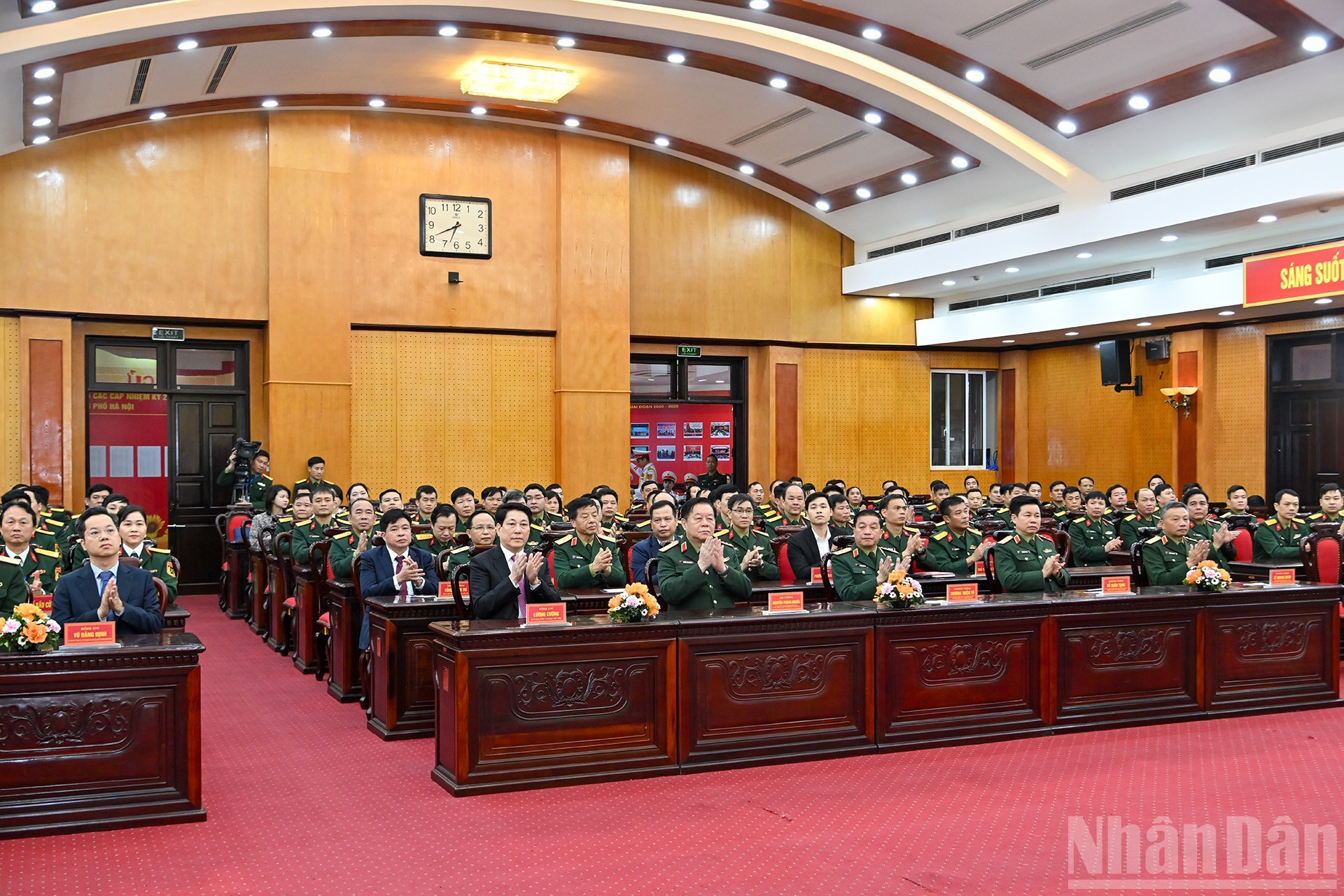 国家主席梁强和各位代表参加选举投票。