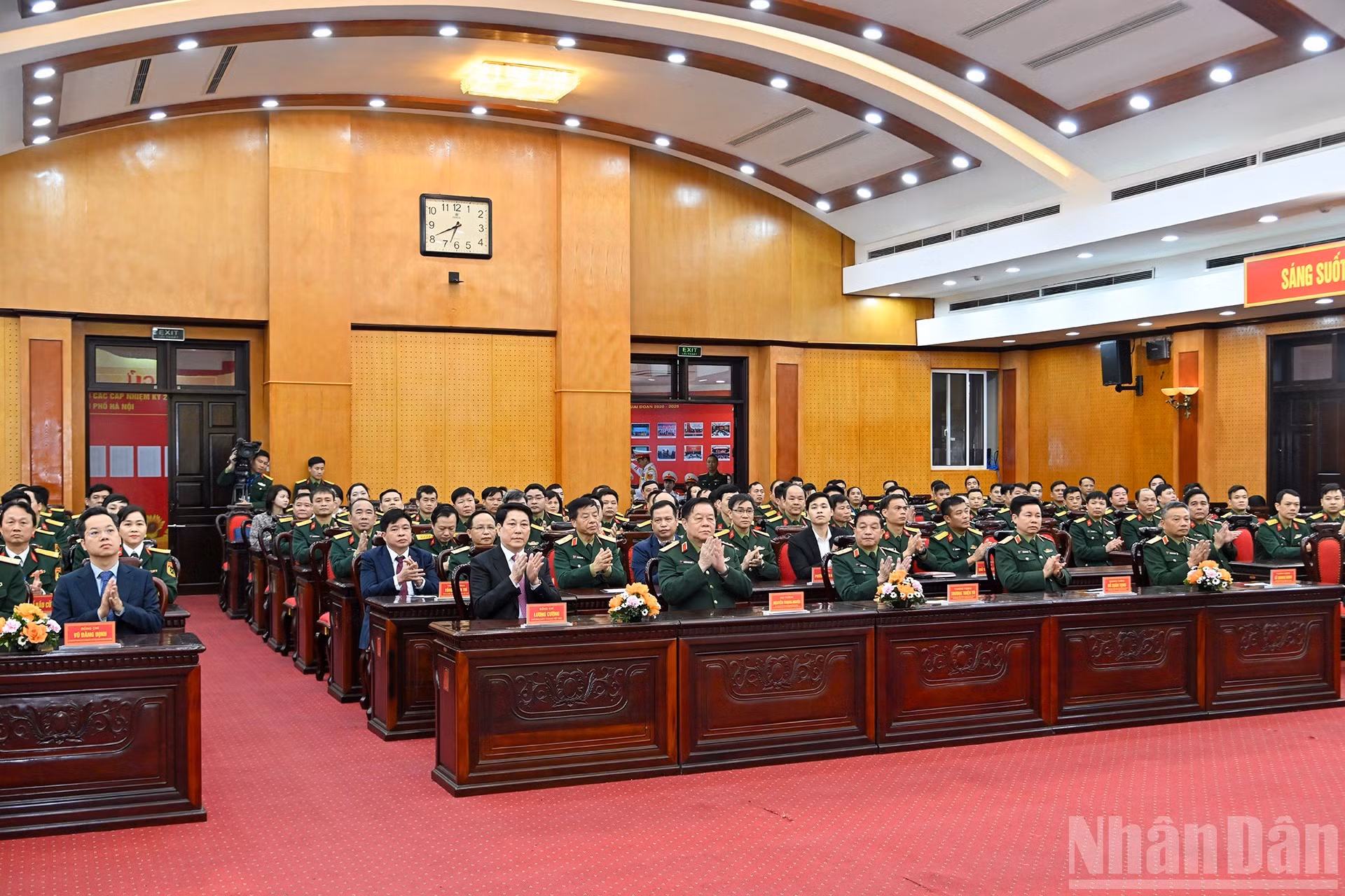 国家主席梁强和各位代表参加选举投票。