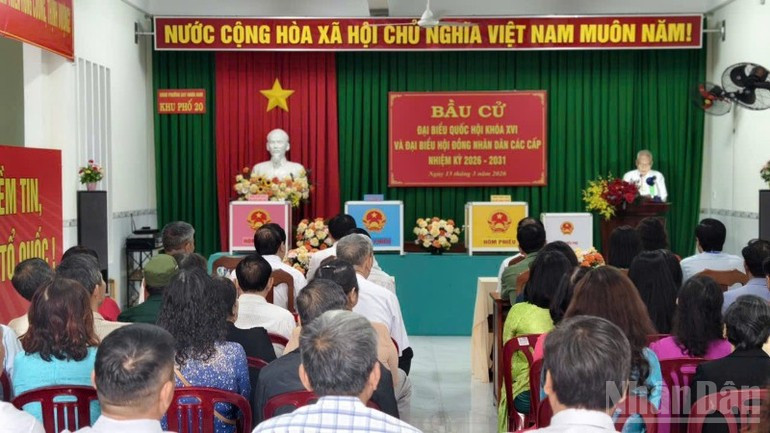 在嘉莱省归仁南坊举行的投票点。