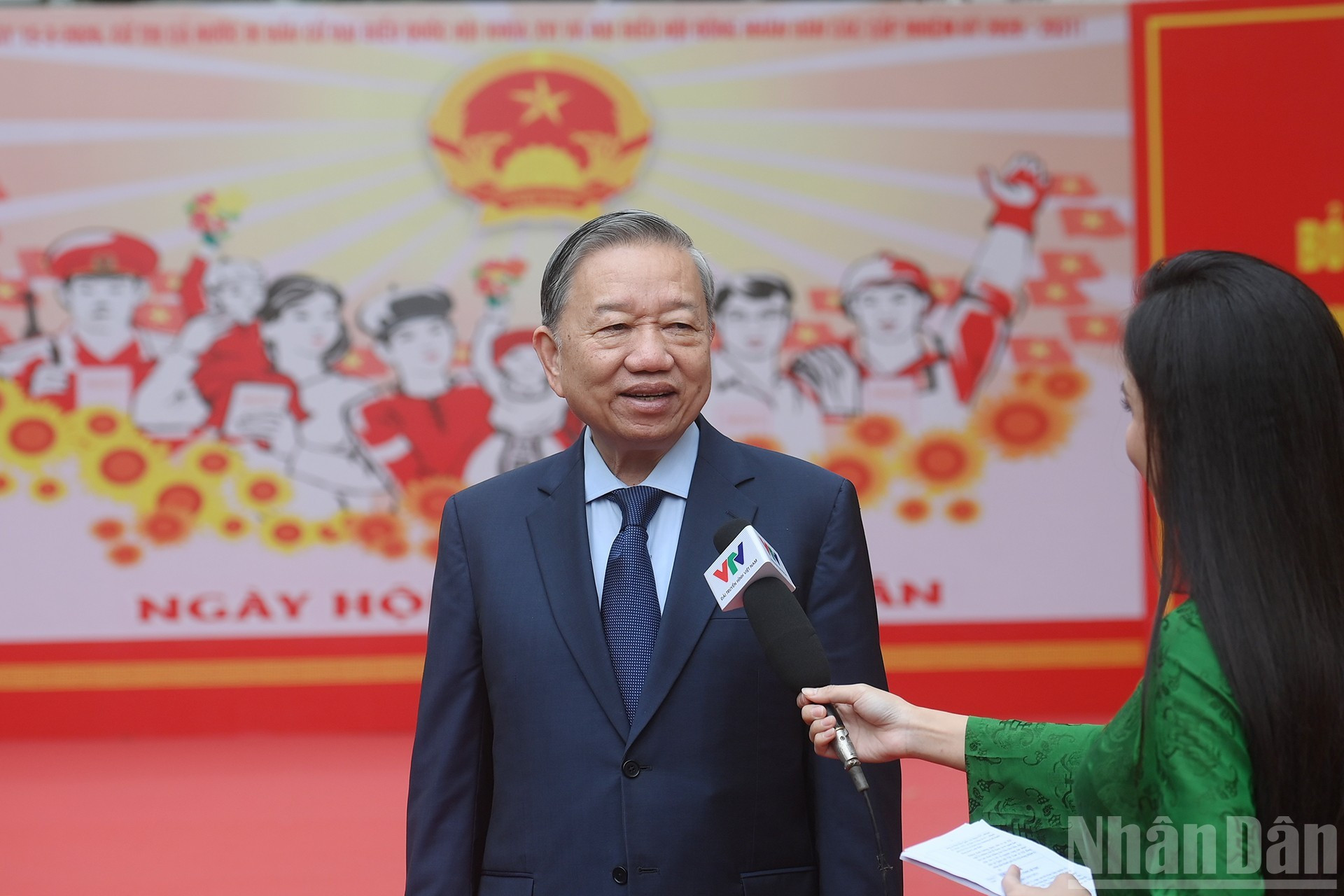 苏林总书记接受记者采访。