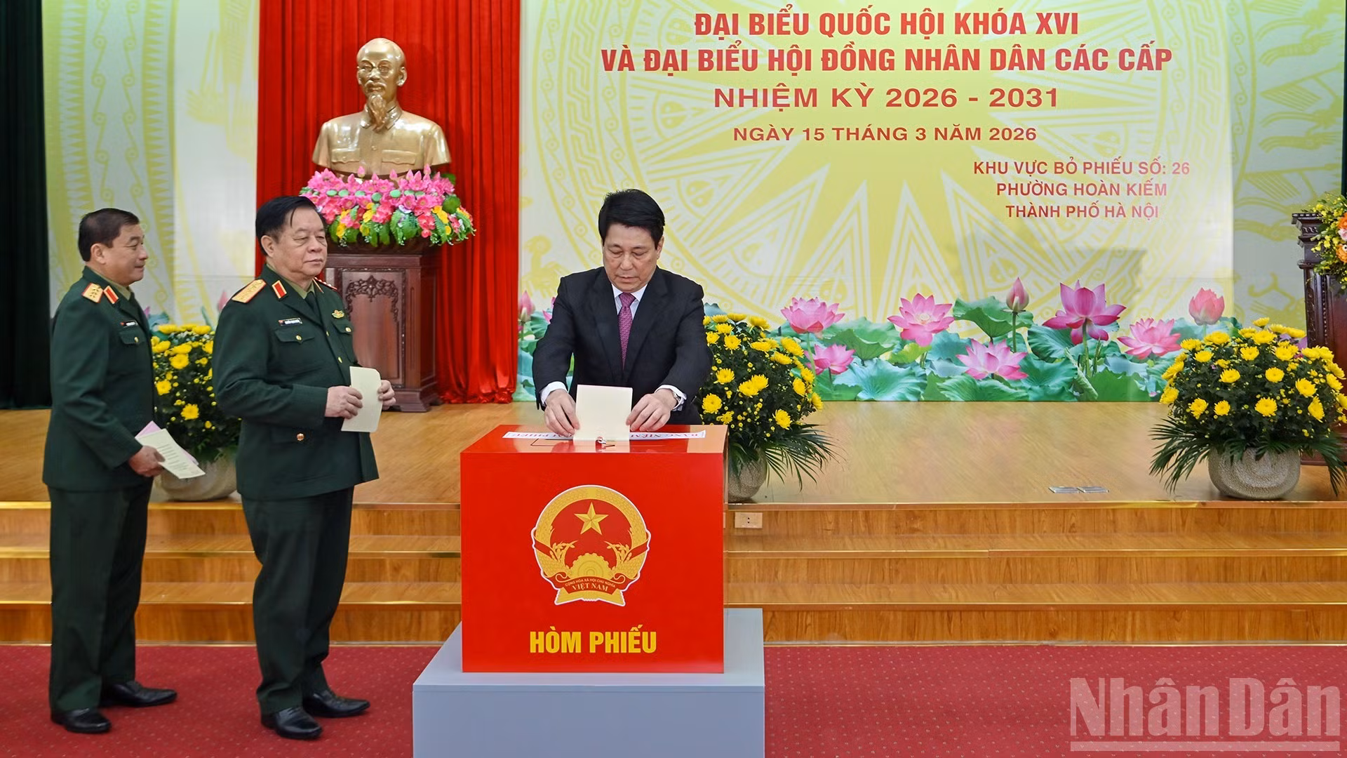 越南国家主席梁强在河内还剑坊第26投票区参加选举投票。