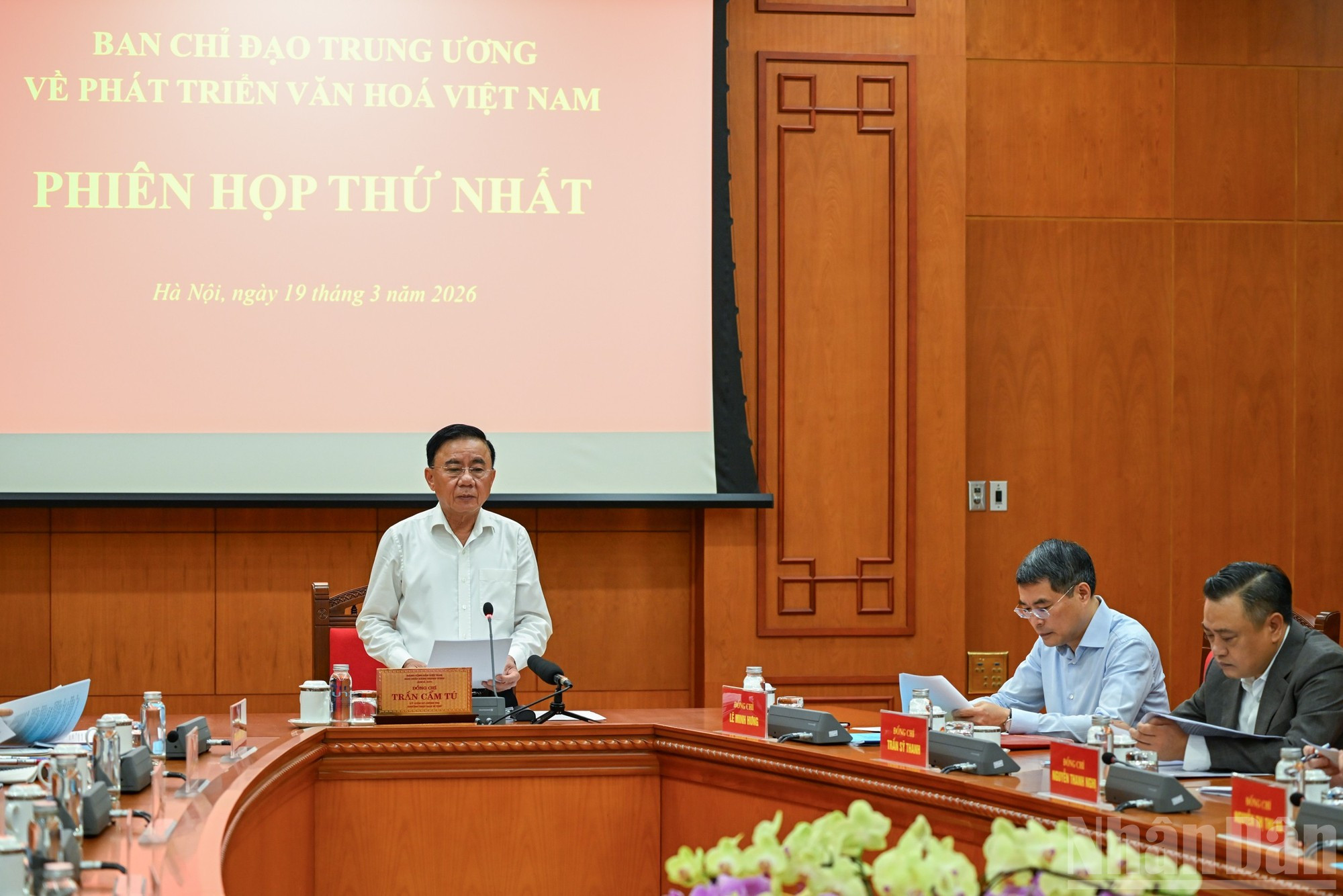 越共中央书记处常务书记陈锦秀主持会议。