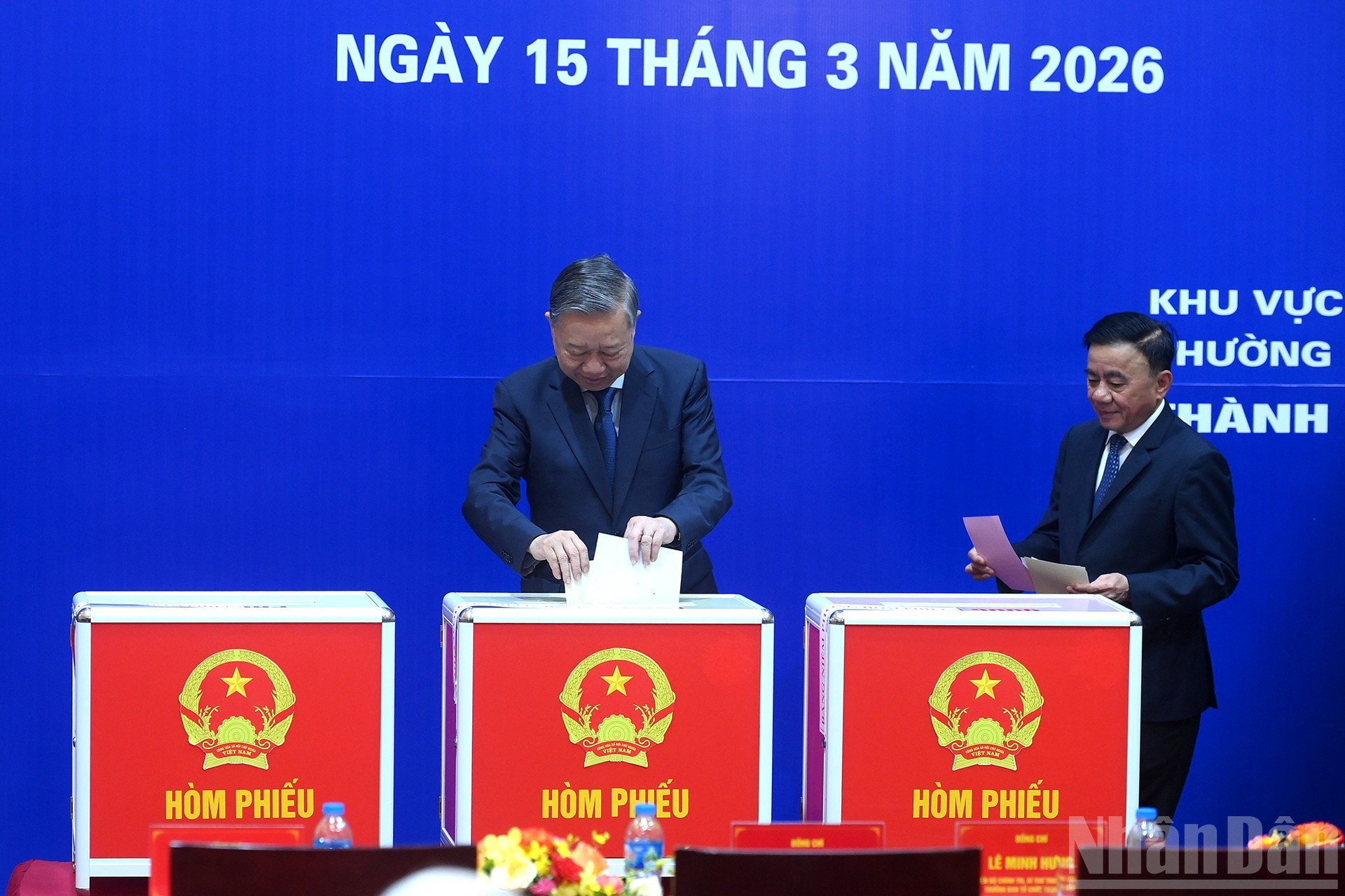 越共中央总书记苏林，越共中央书记处常务书记陈锦秀在河内巴亭坊第2投票区参加选举投票。