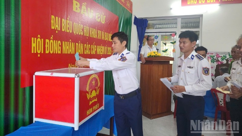 海警第二区司令干部战士行使选举权，履行公民义务。