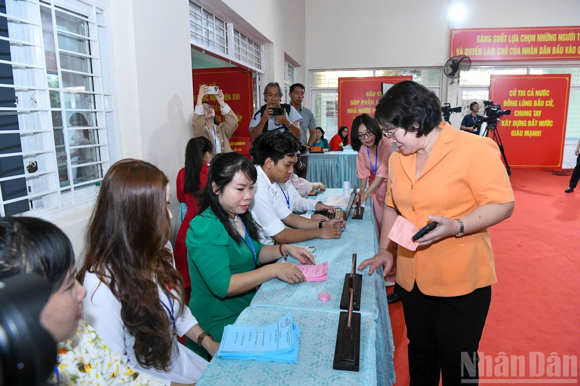 选民领取选票。