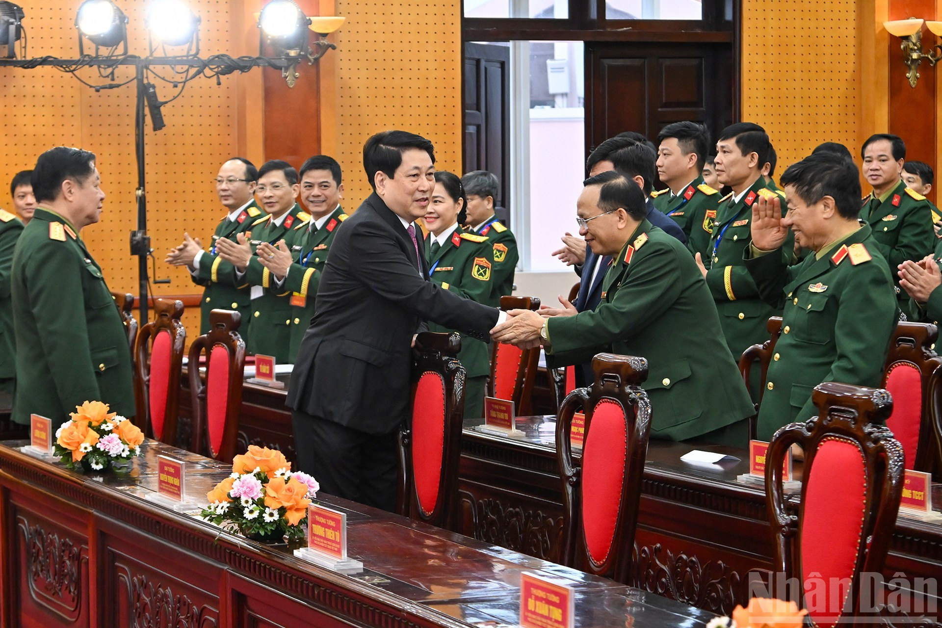 国家主席梁强和各位代表。