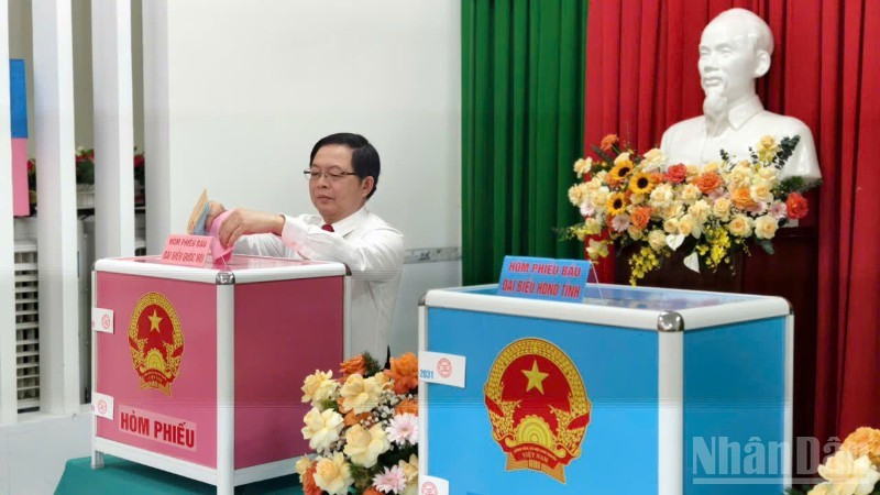 政府副总理胡国勇在嘉莱省归仁南坊参加选举投票。