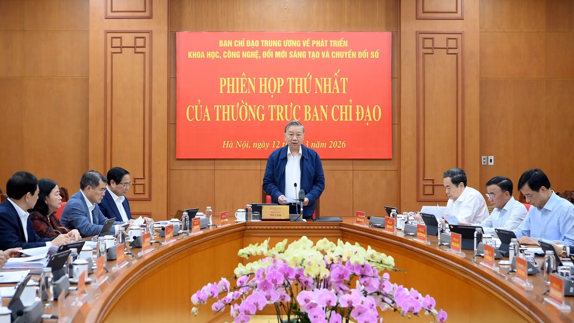 苏林总书记主持会议。