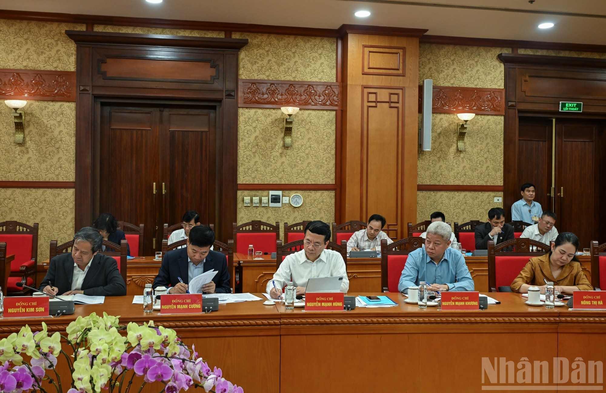 越南文化发展中央指导委员成员出席会议。