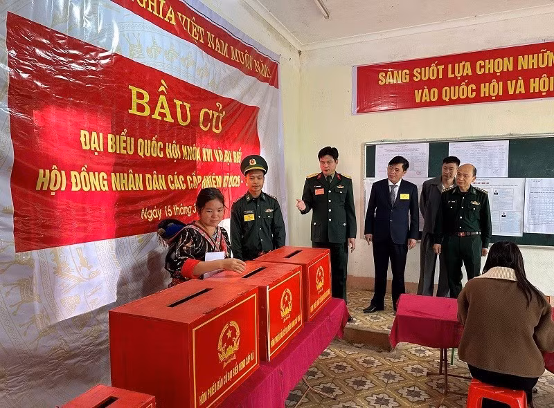 越南奠边省边境地区边防部队干部、战士和少数民族同胞行使选举权。