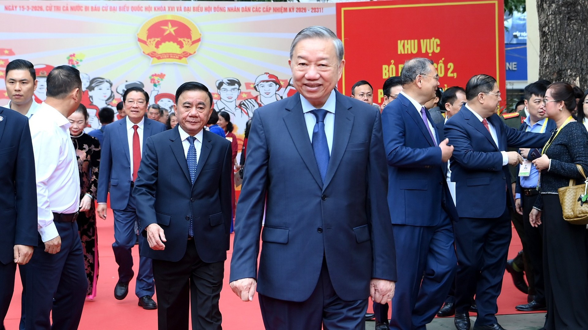 越共中央总书记苏林，中央书记处常务书记陈锦秀在河内巴亭坊第2投票区参加选举投票。