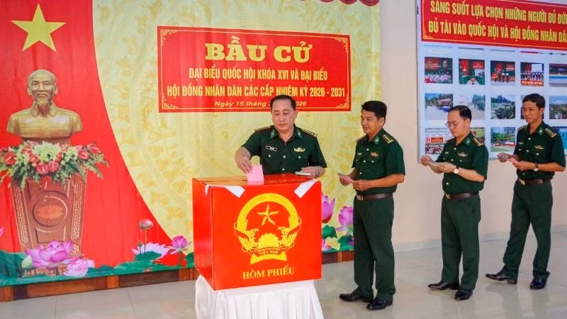 永隆省边防部队干部参加选举投票。