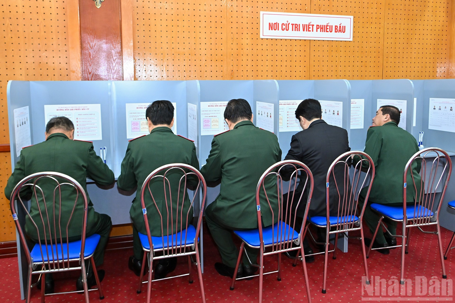 国家主席梁强和各位代表参加选举投票。