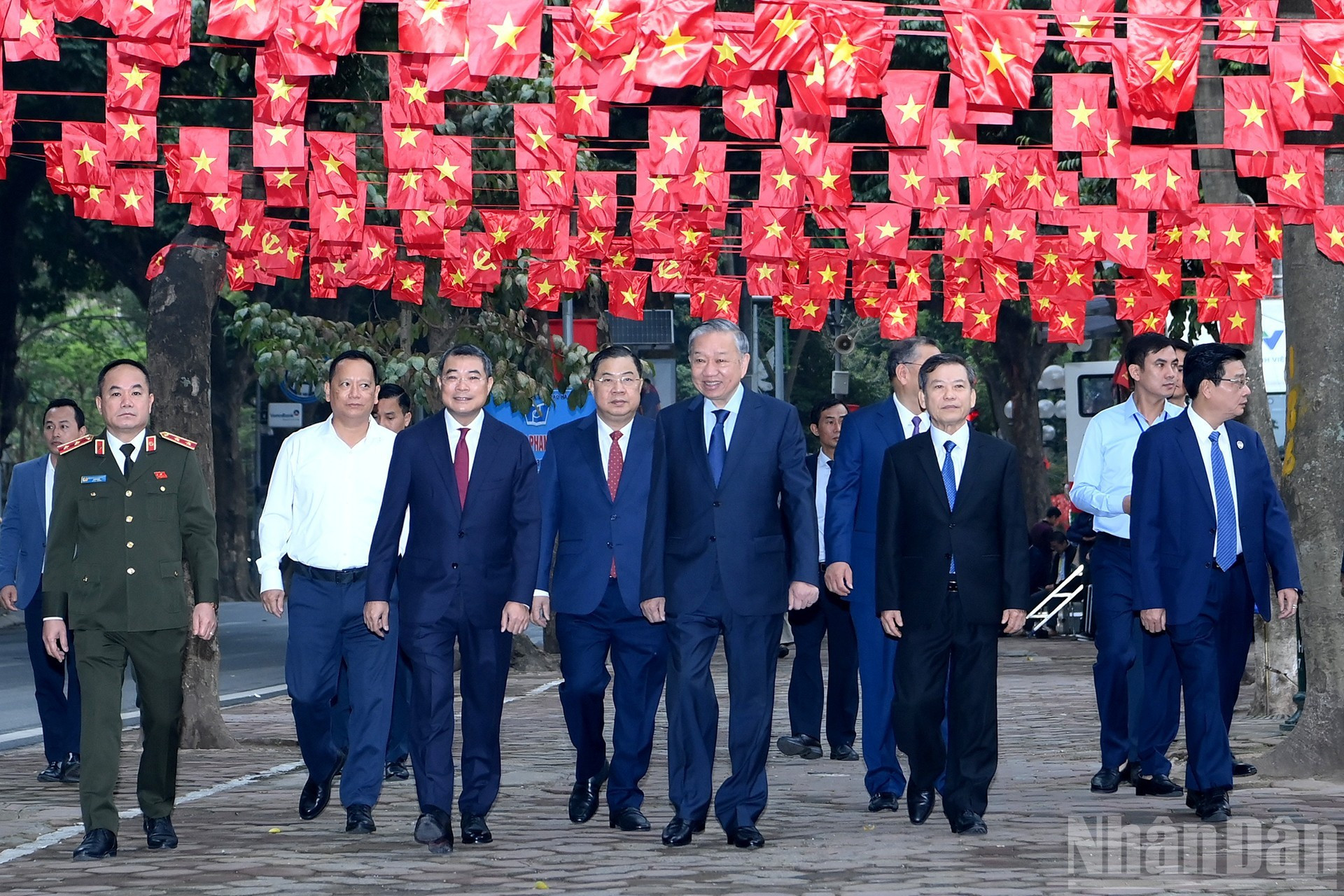 越共中央总书记苏林和各位代表前往河内巴亭坊第2投票区参加选举投票。