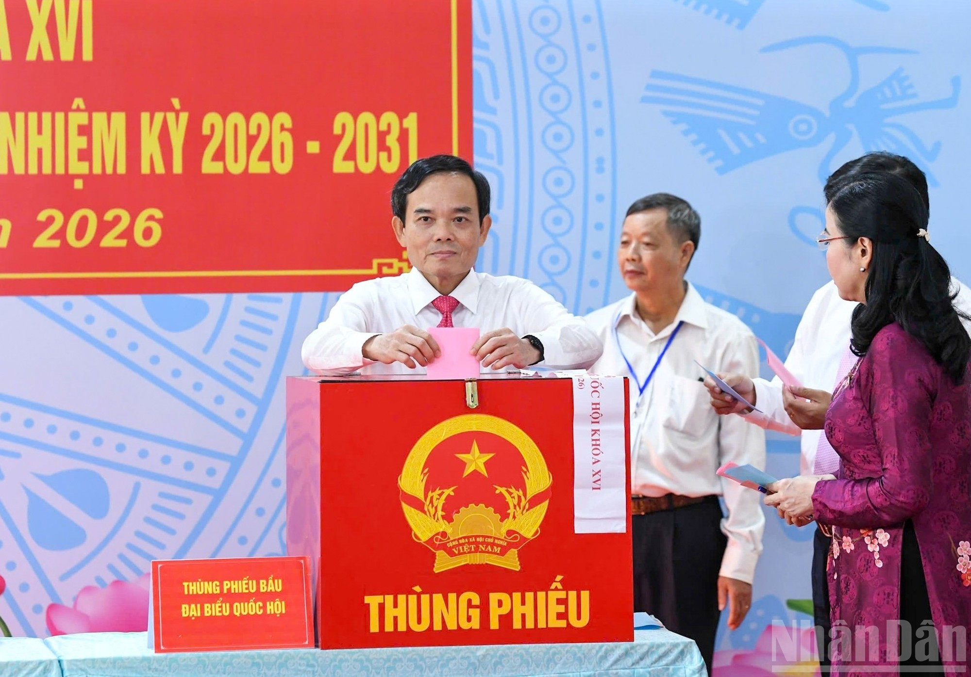 胡志明市市委书记陈流光参加选举投票。