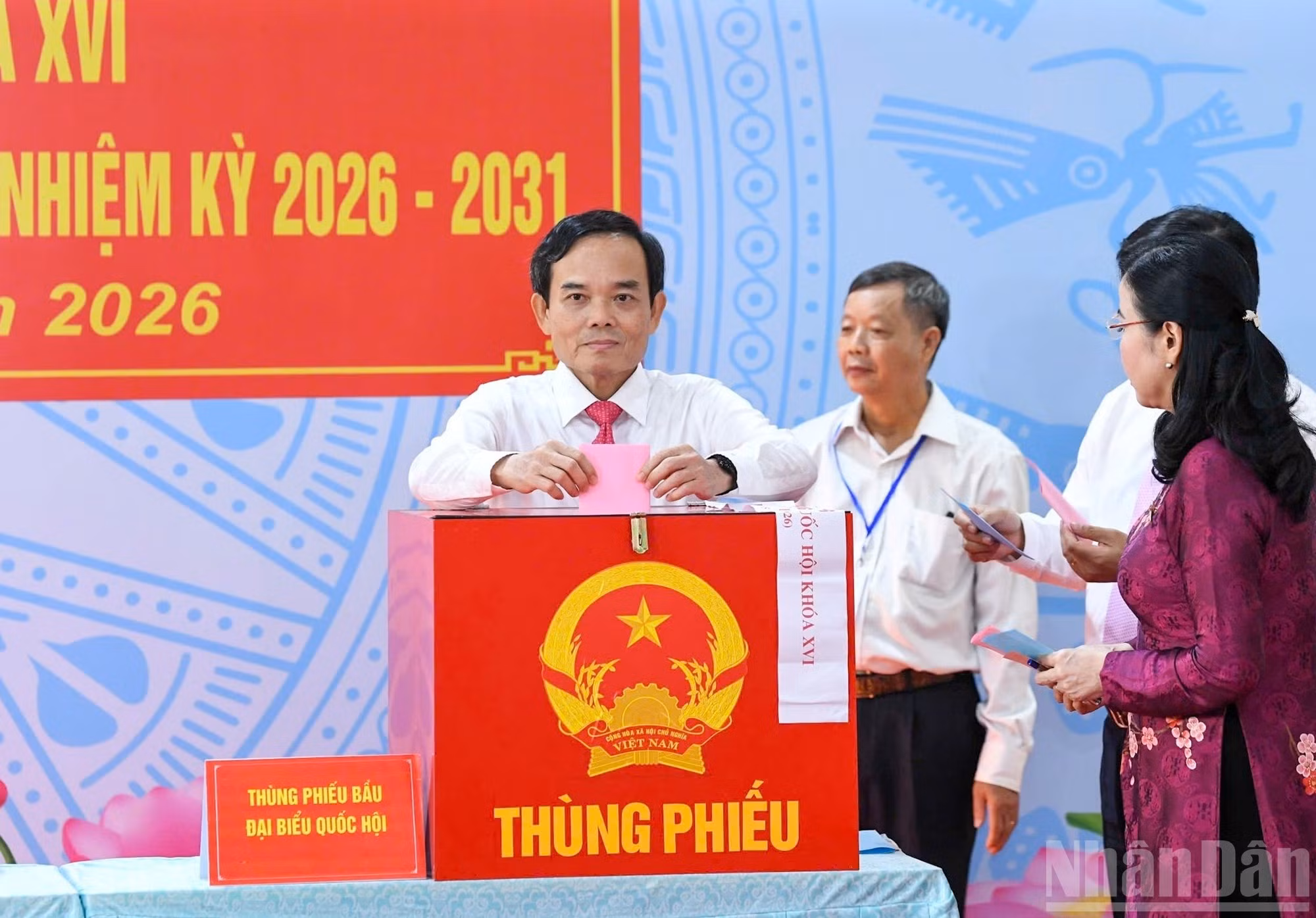 胡志明市市委书记陈流光参加选举投票。