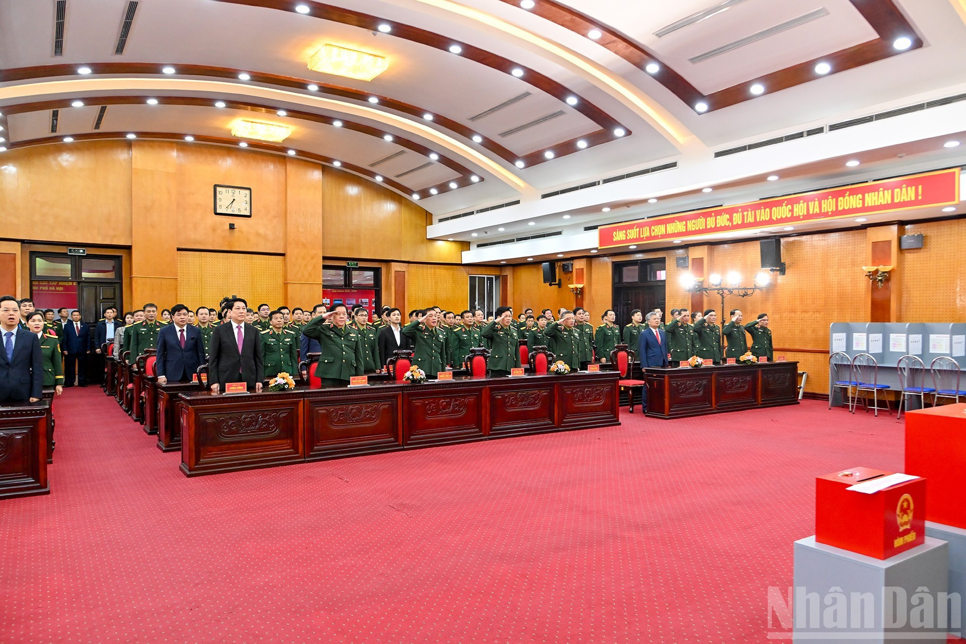 国家主席梁强和各位代表进行升旗仪式。