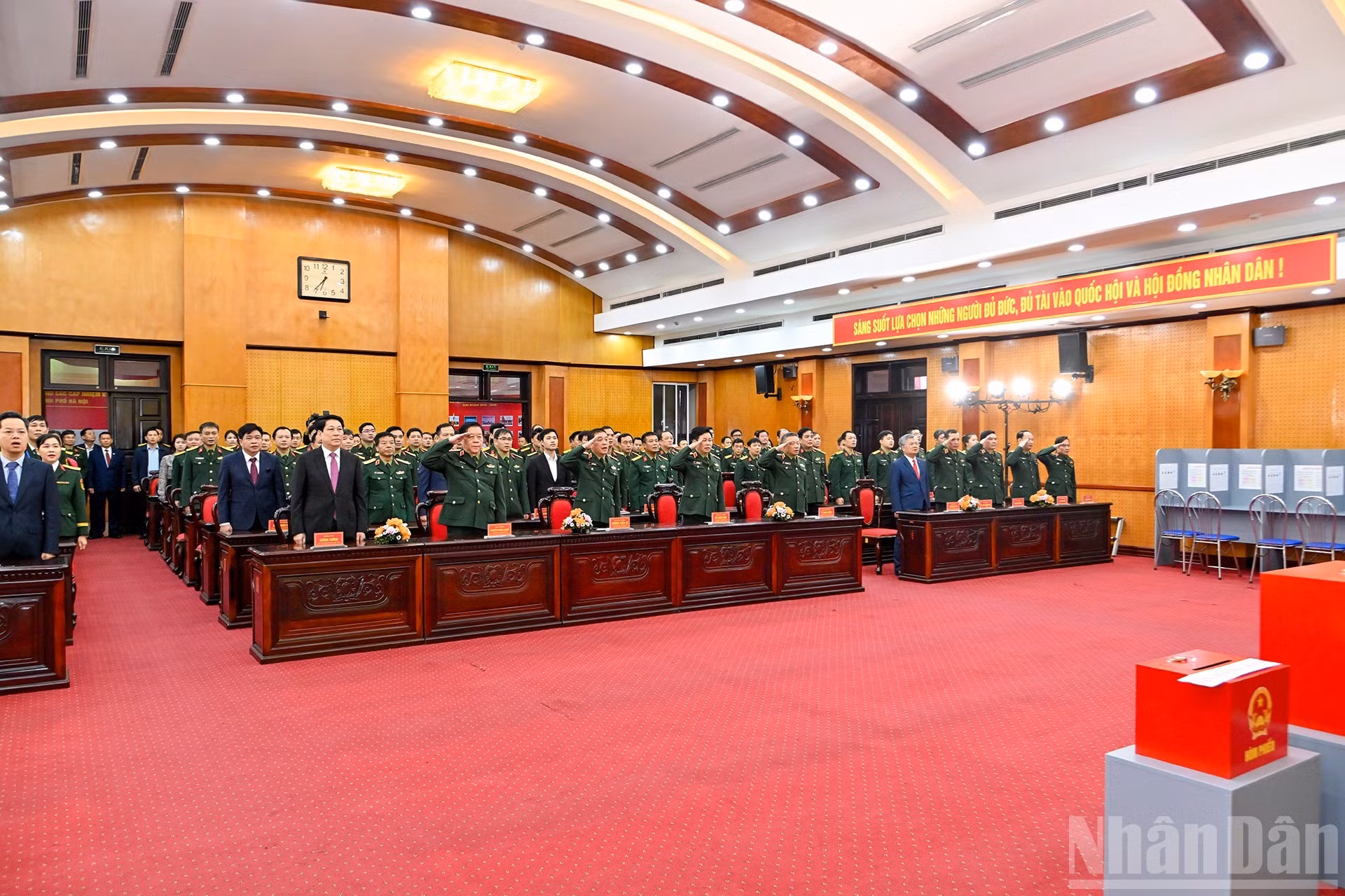 国家主席梁强和各位代表进行升旗仪式。