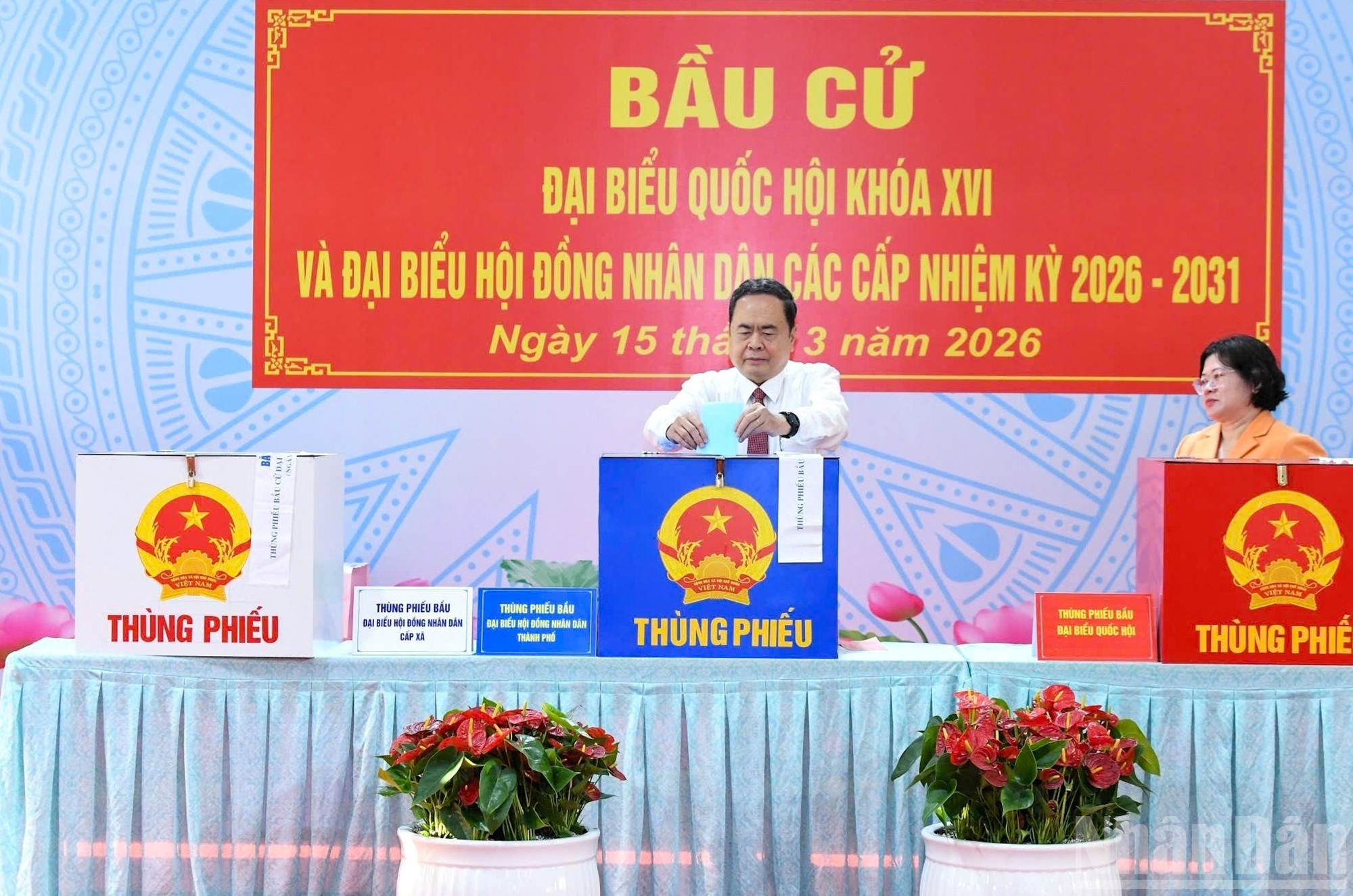 越南国会主席陈青敏在胡志明市旭门乡第14投票区行使选举权。