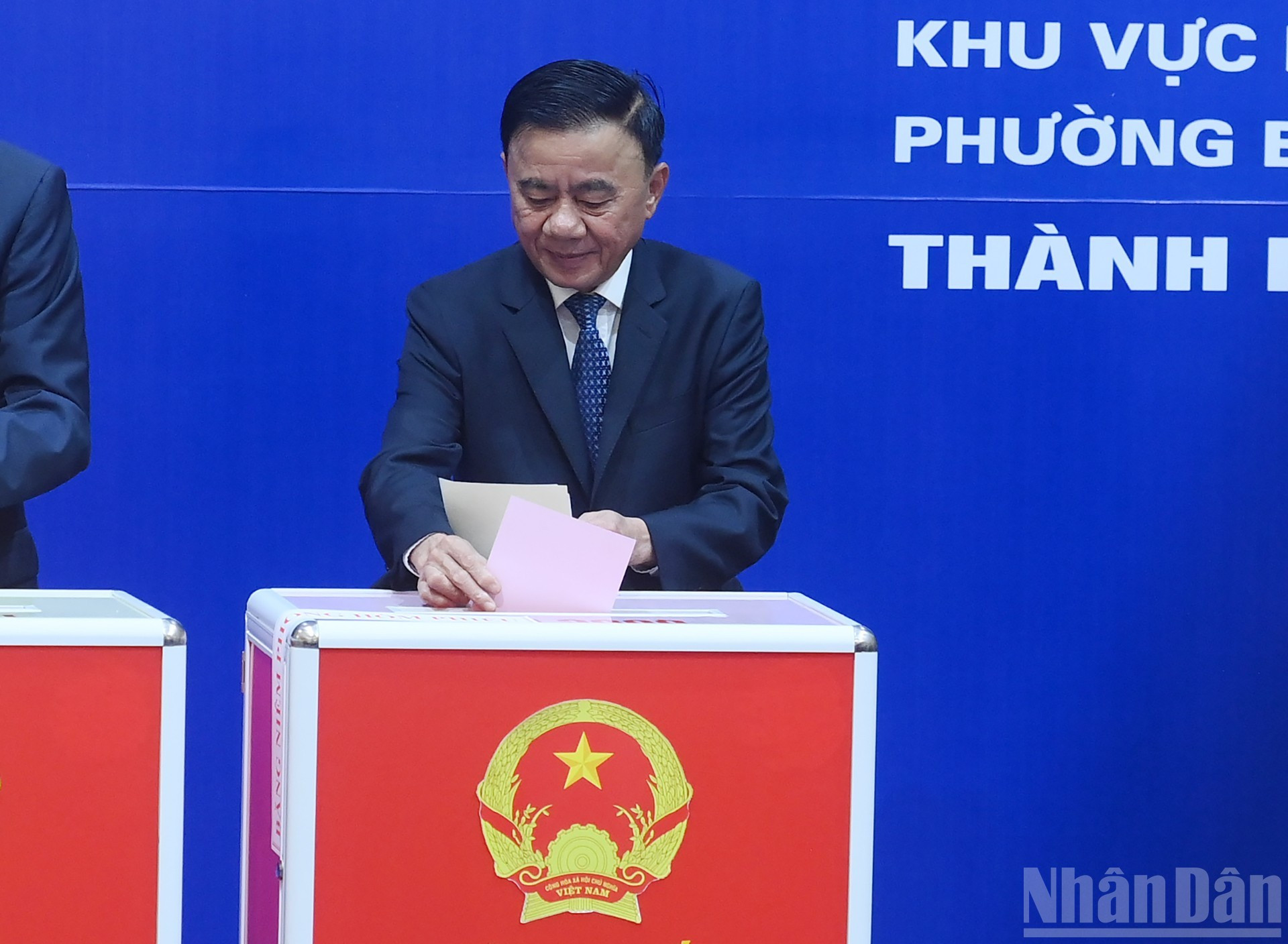 越共中央书记处常务书记陈锦秀在河内巴亭坊第2投票区参加选举投票