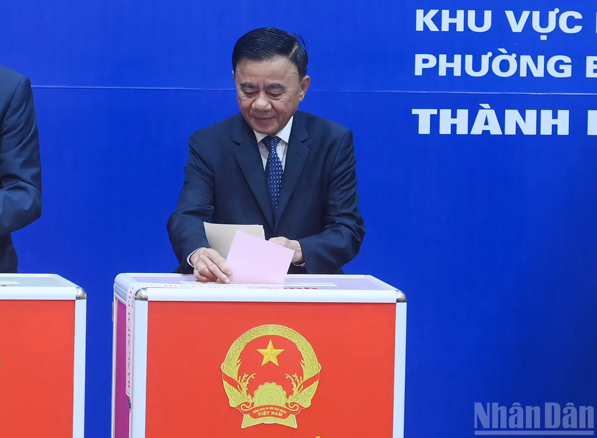 越共中央书记处常务书记陈锦秀在河内巴亭坊第2投票区参加选举投票