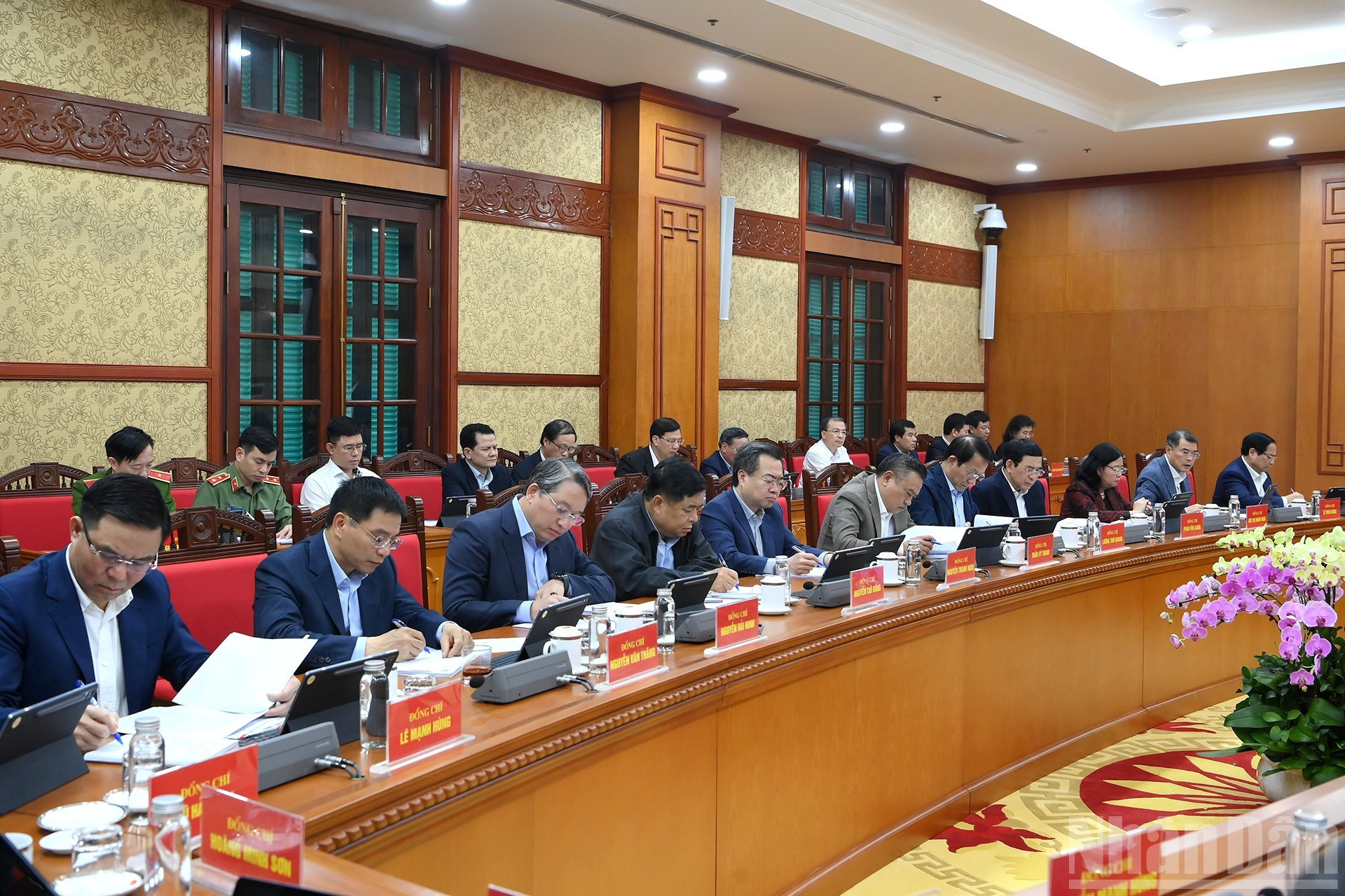 党、国家领导和各位代表出席会议。