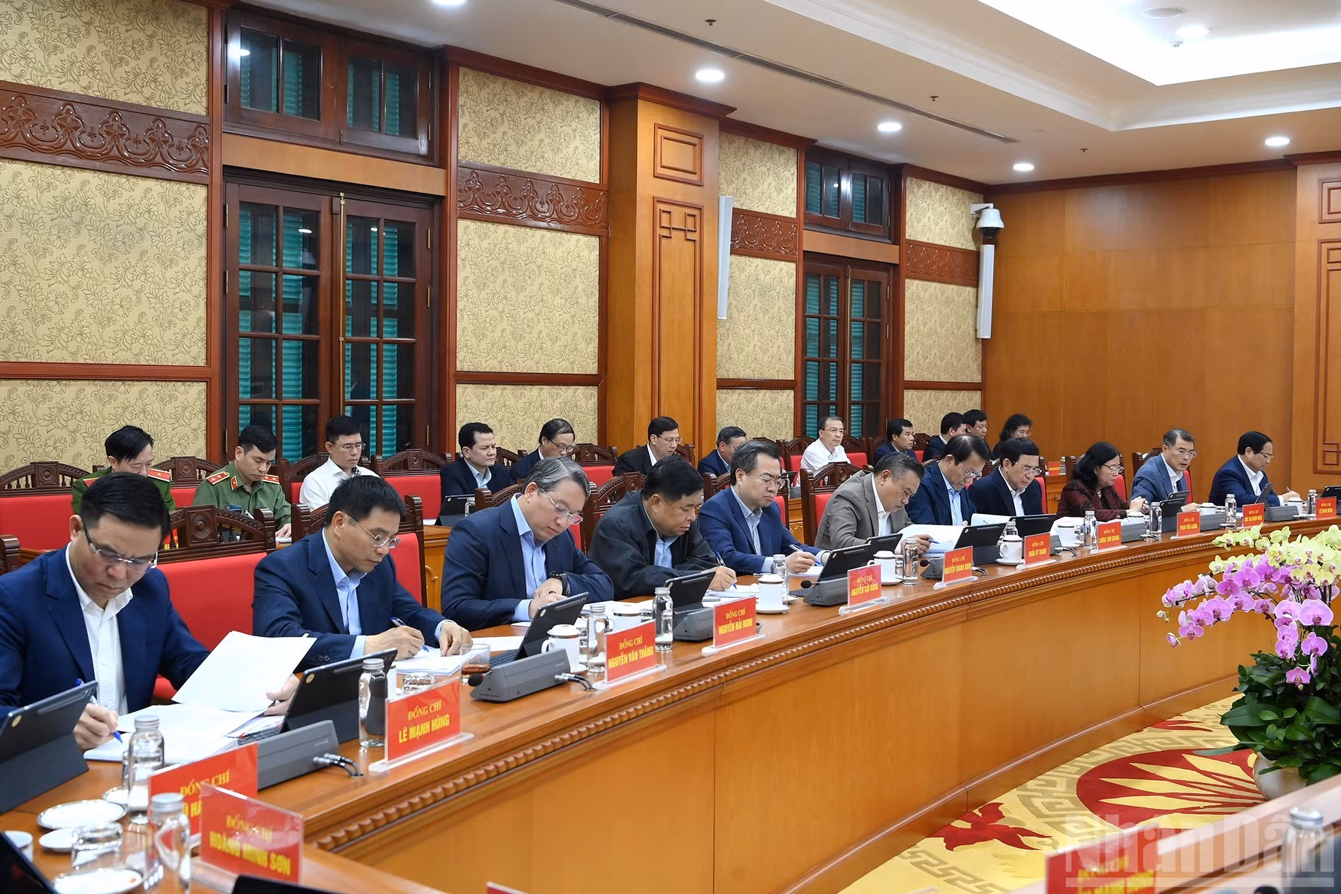 党、国家领导和各位代表出席会议。