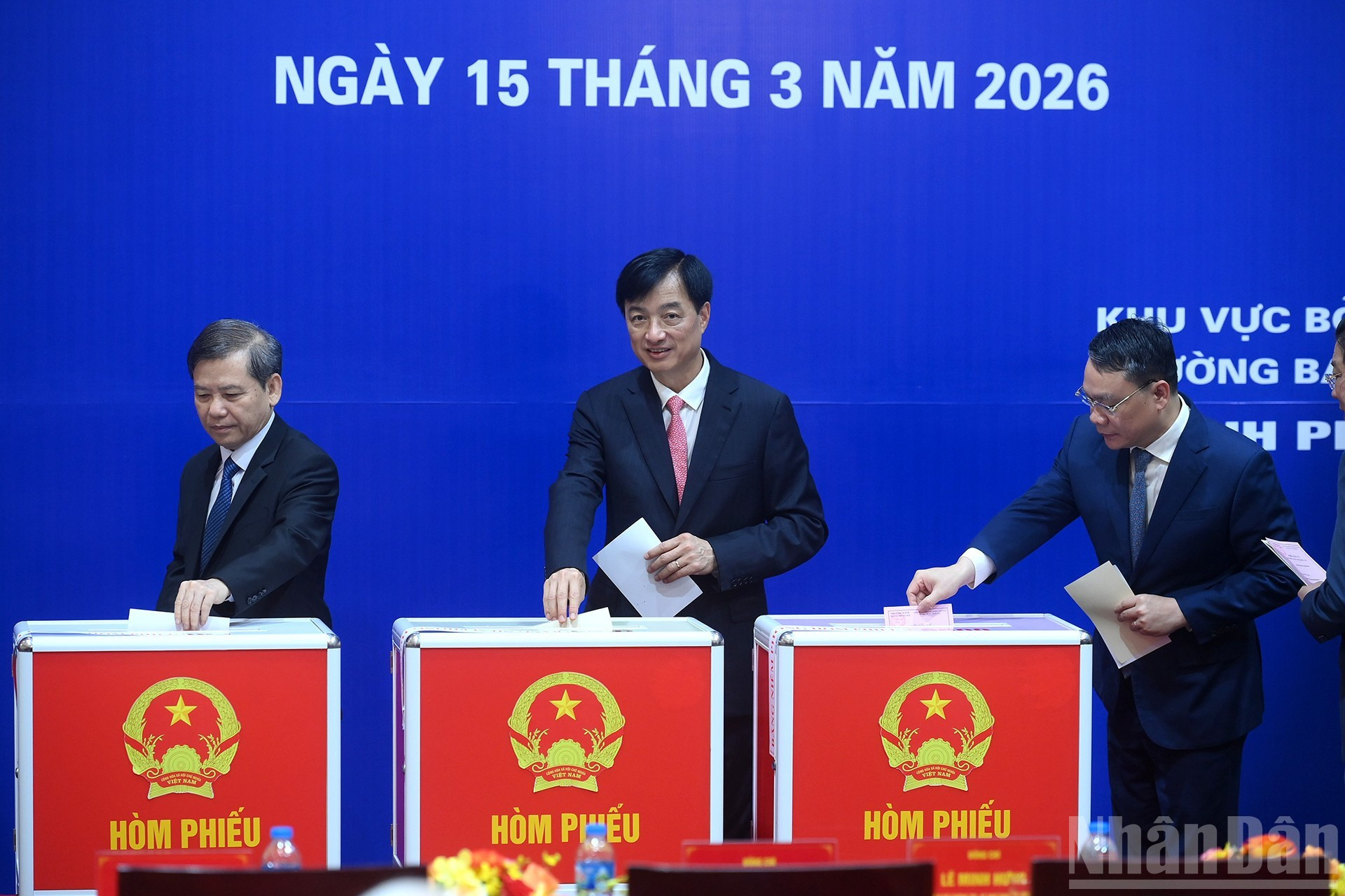 越共中央书记处书记、中央内政部部长黎明智，越共中央政治局委员、河内市委书记阮维玉参加选举投票。