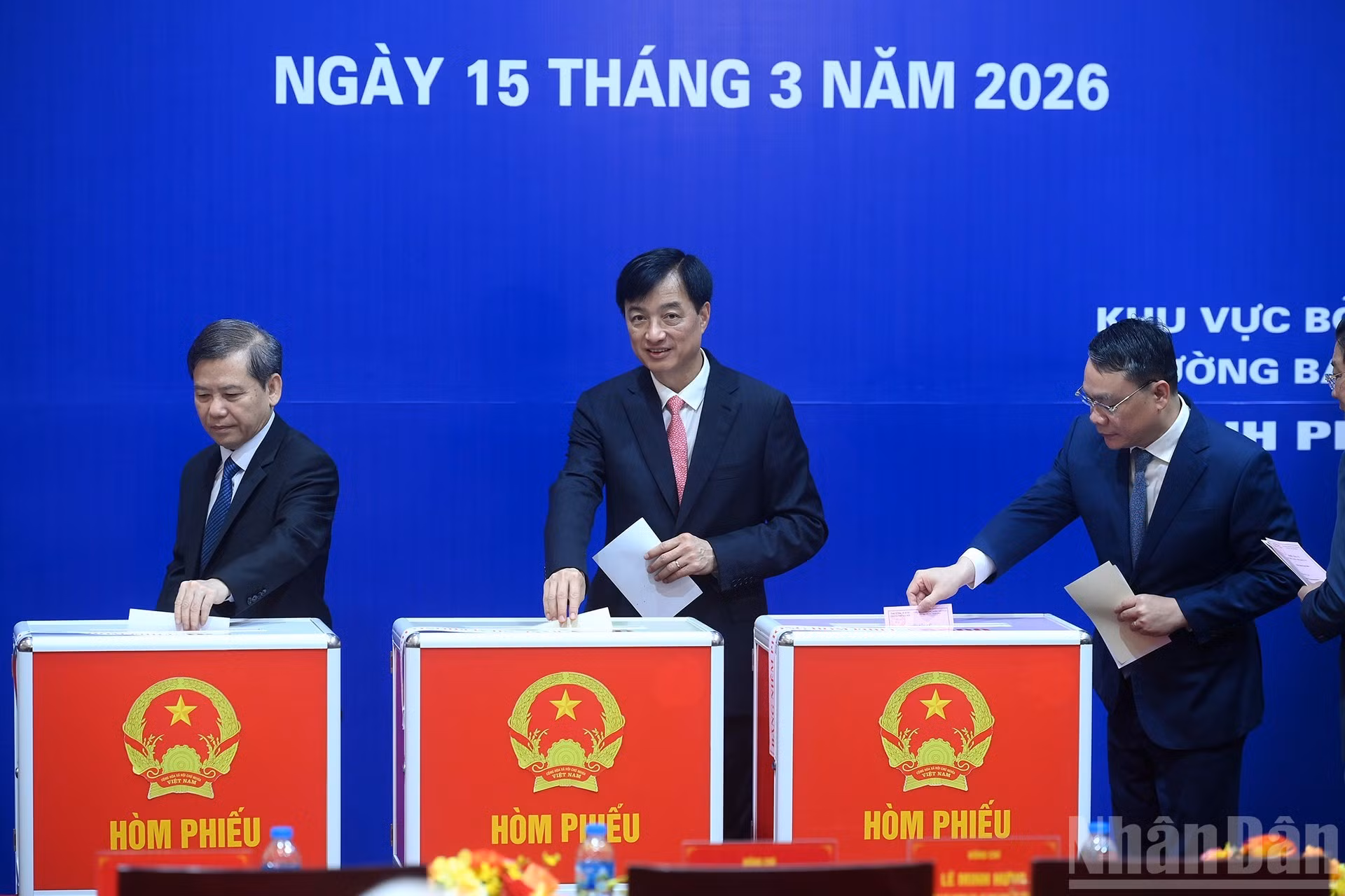 越共中央书记处书记、中央内政部部长黎明智，越共中央政治局委员、河内市委书记阮维玉参加选举投票。