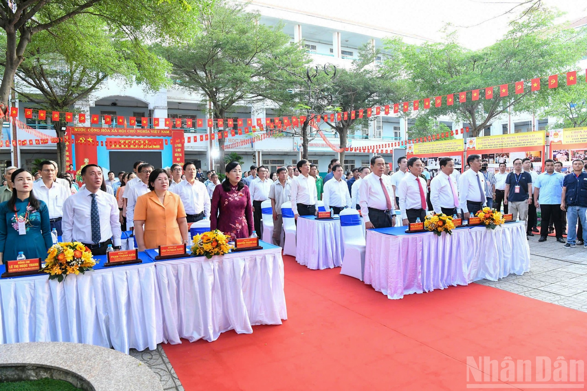 国会主席陈青敏和各位代表进行升旗仪式。