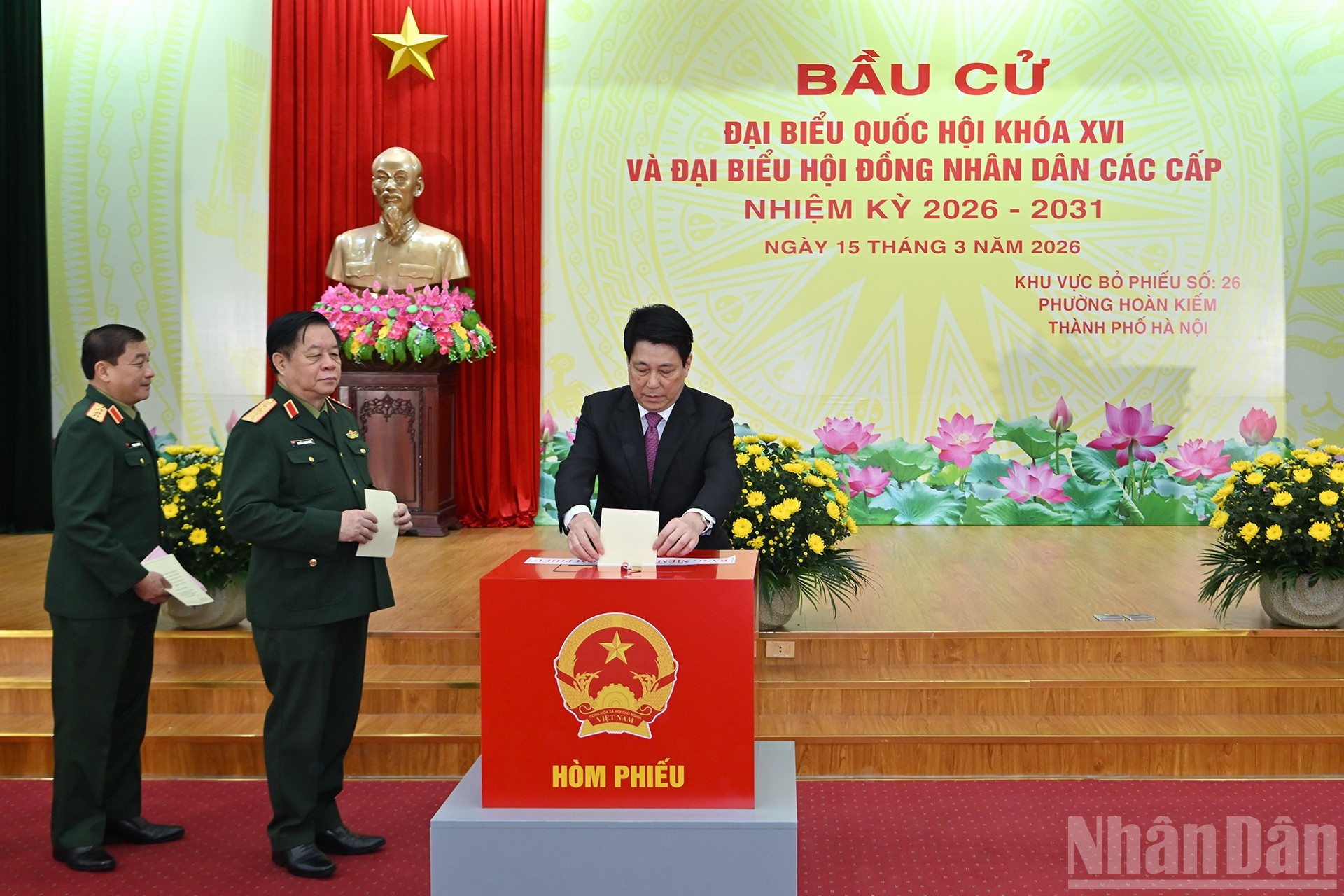 越南国家主席梁强在河内还剑坊第26投票区参加选举投票。