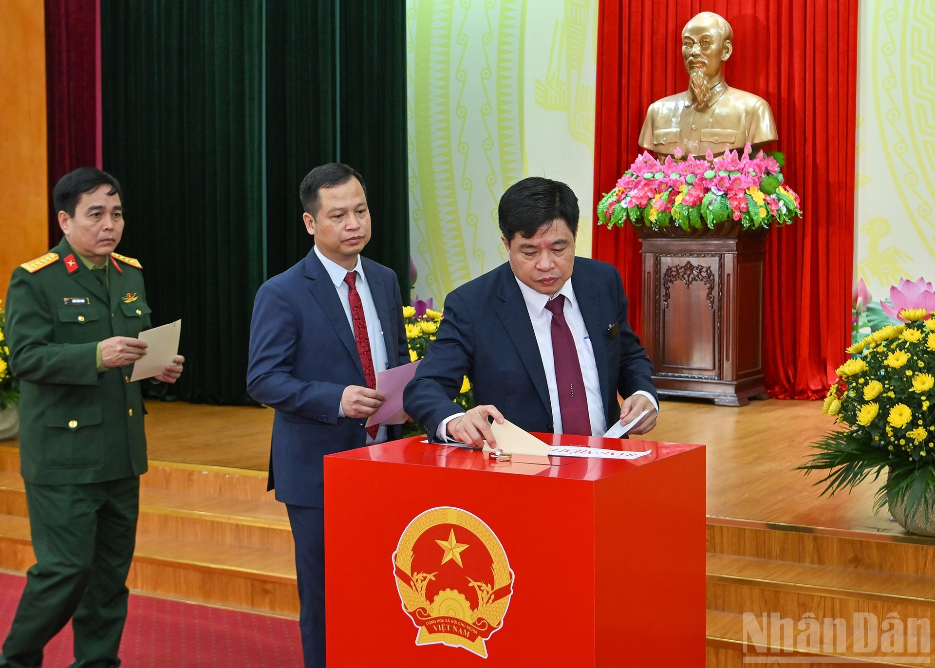 选民参加选举投票。