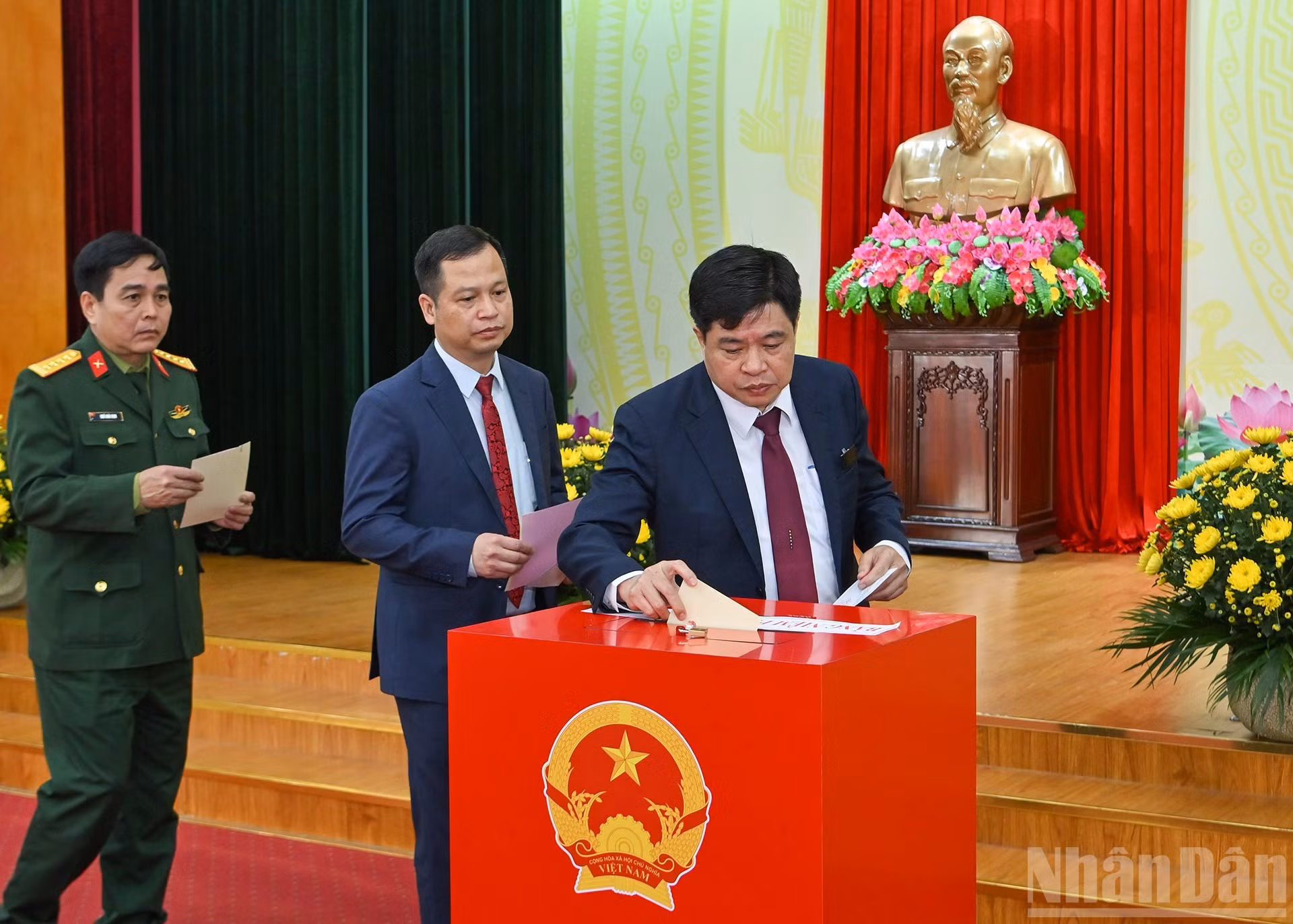 选民参加选举投票。